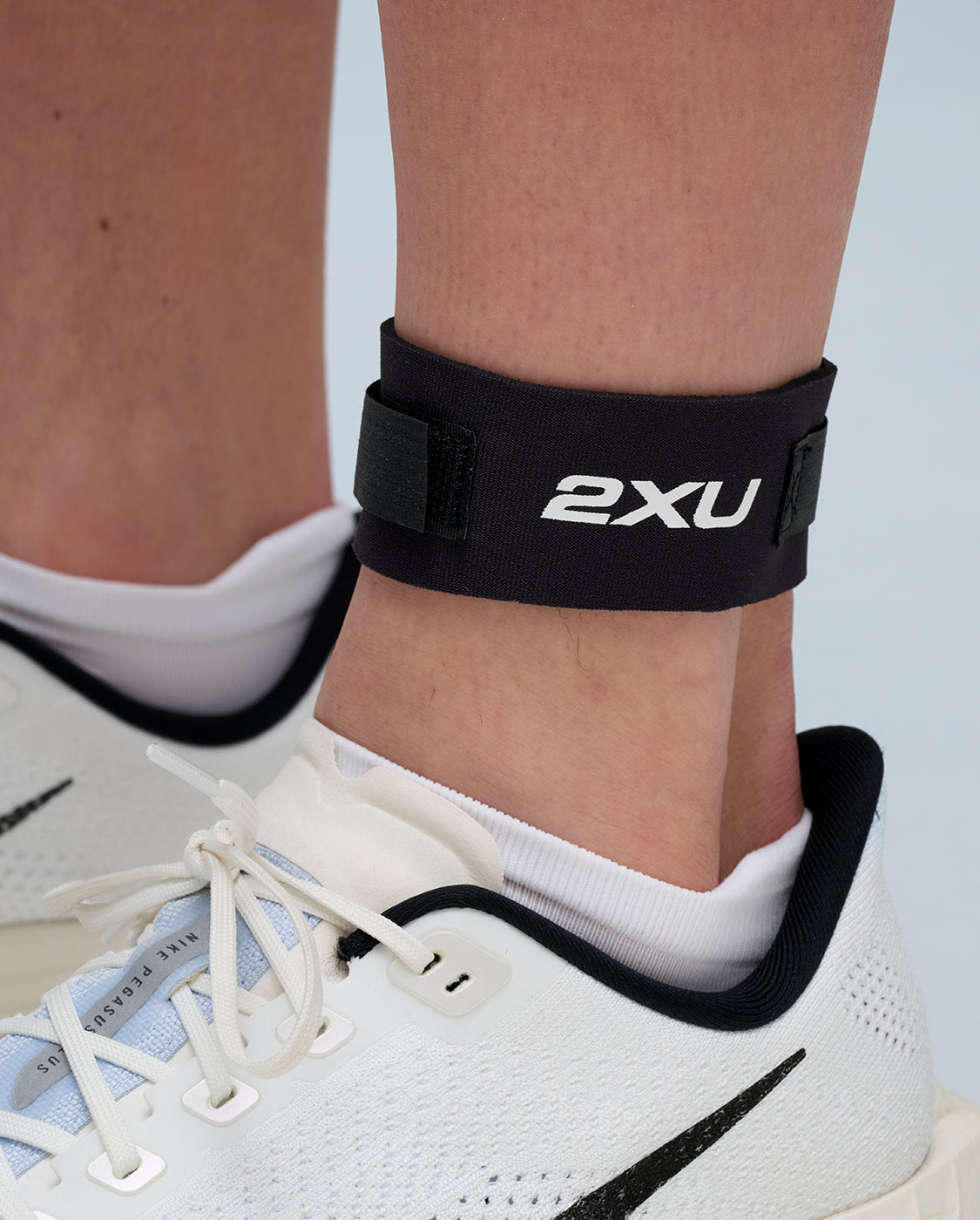 2xu-swim-race-timing-chip-strap-schwarz image 2