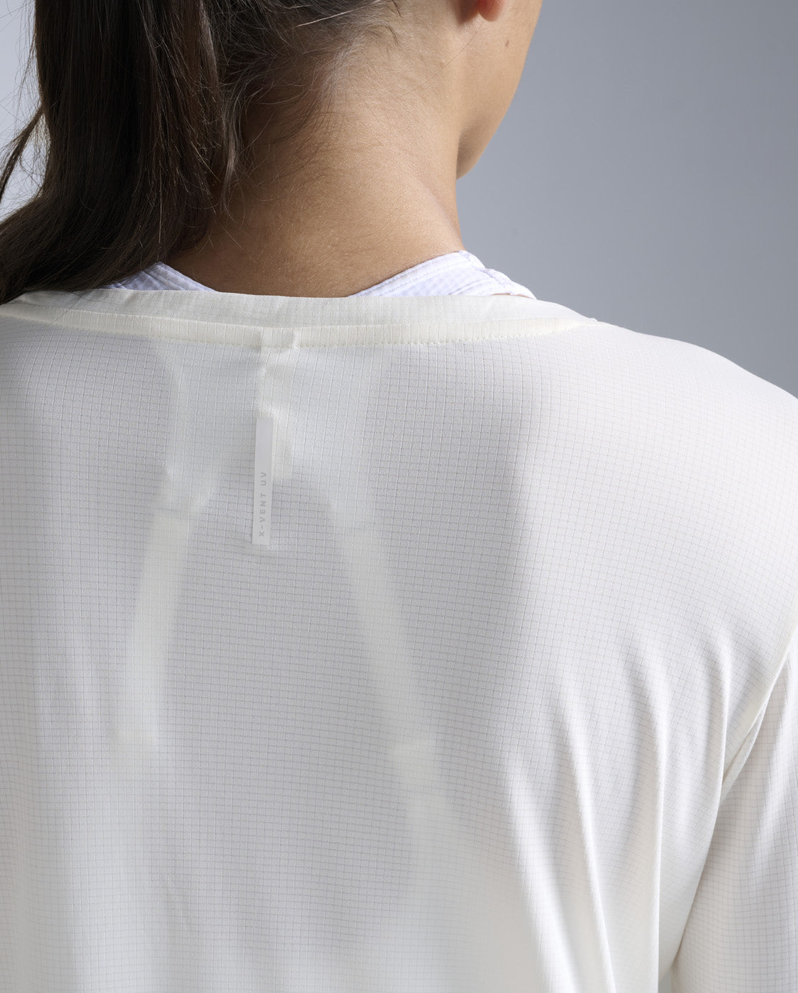 2xu-aero-trail-longsleeve-damen-chalk-langarm-upf50 image 6