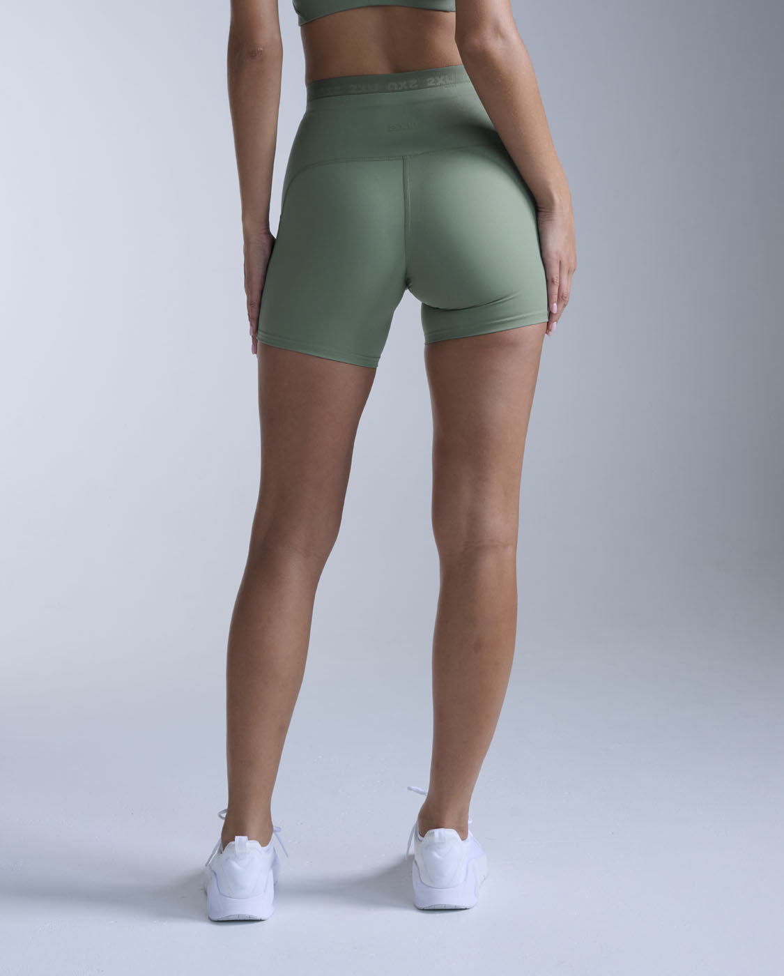 2xu-form-stash-hi-rise-compression-shorts-4-inch-fern image 3