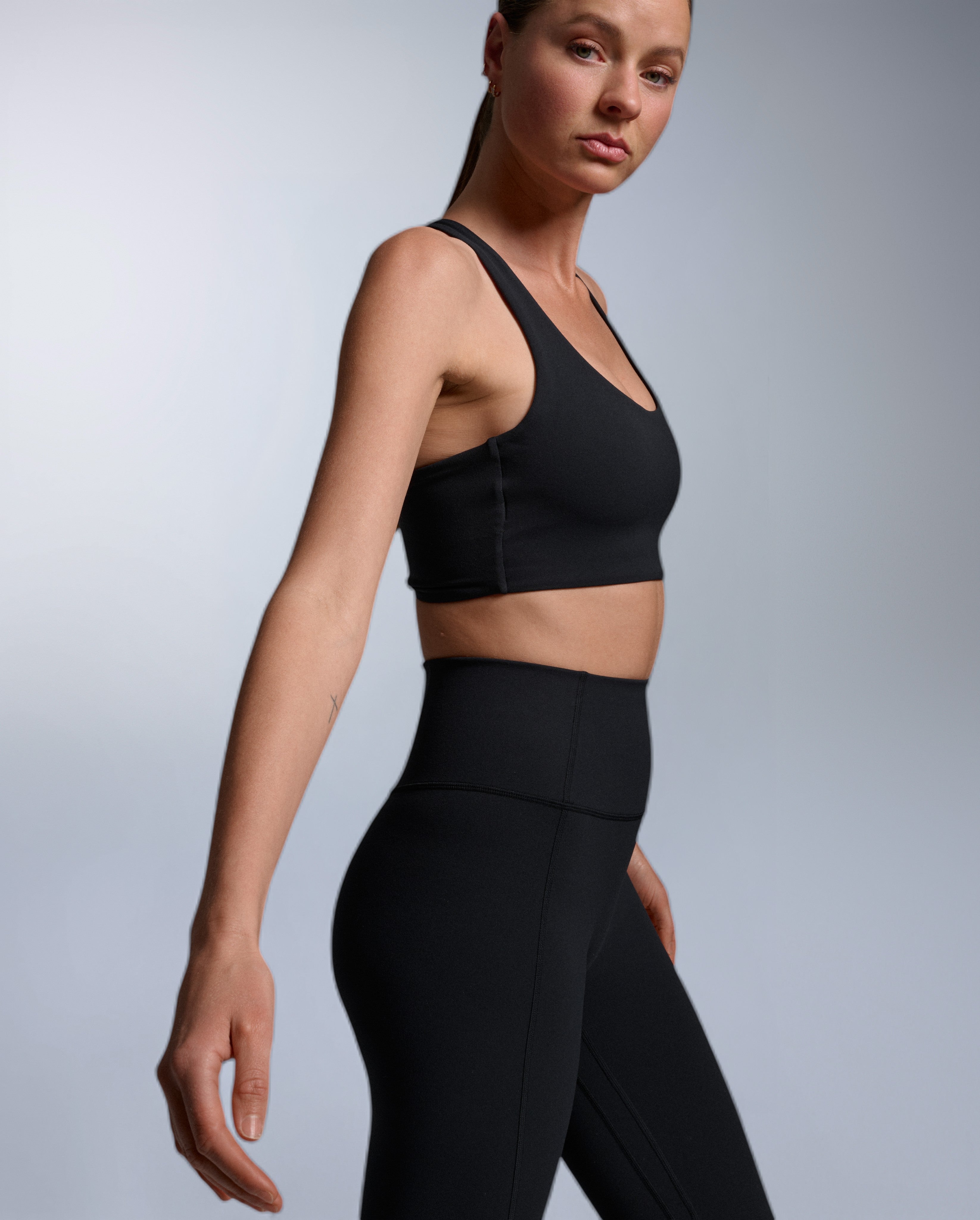 2xu-fluid-twist-back-bra-sport-bh-schwarz image 7