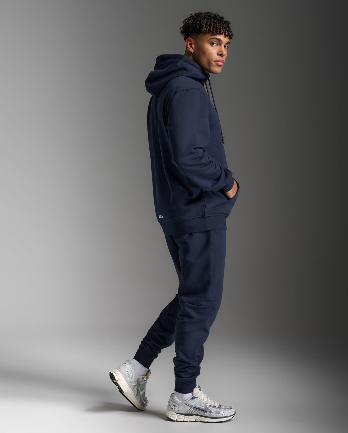 2xu-motion-aspire-zip-hoodie-herren-midnight-white-fleece image 6