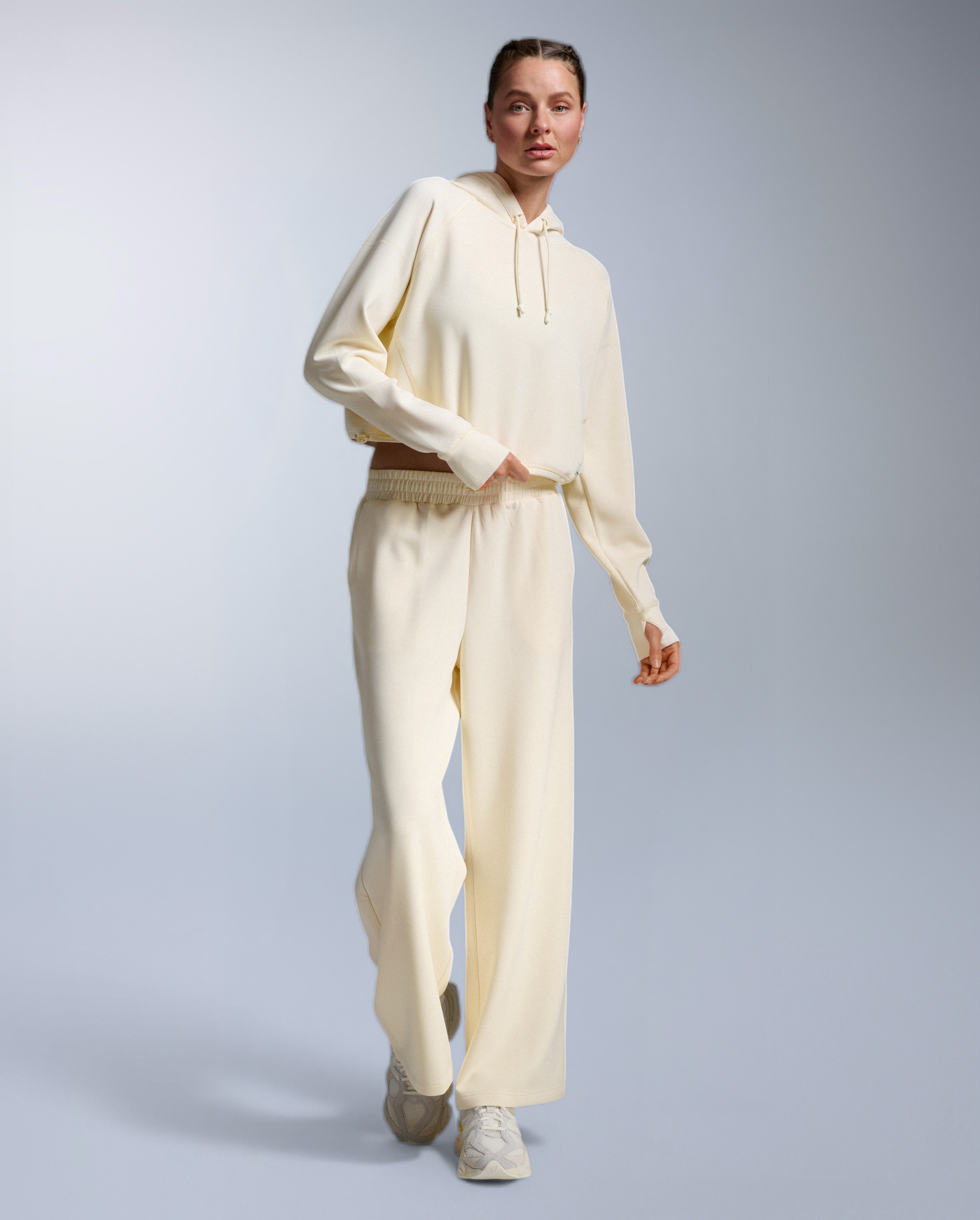 2xu-signature-wonderluxe-cropped-hoodie-chalk-white image 4