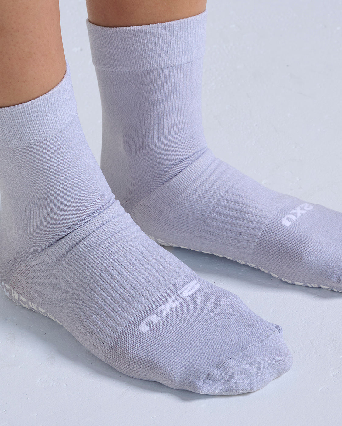 2xu-vectr-performance-crew-grip-socken-grau-pilates image 4