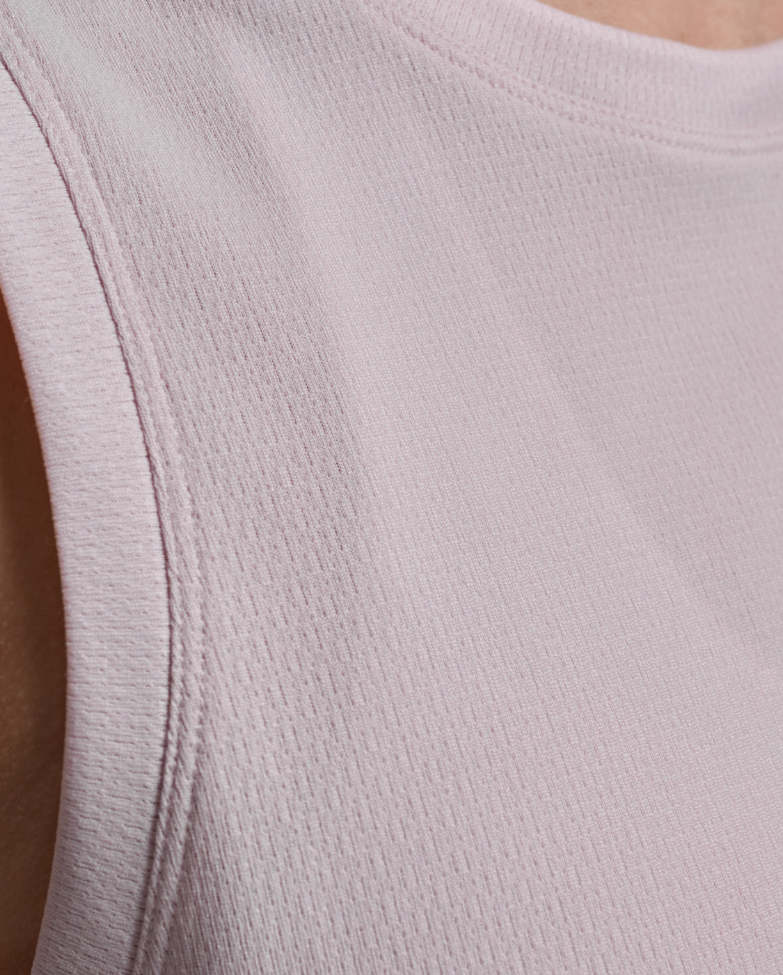 2xu-aero-mesh-crop-tank-damen-pink-frost-crop-top image 8