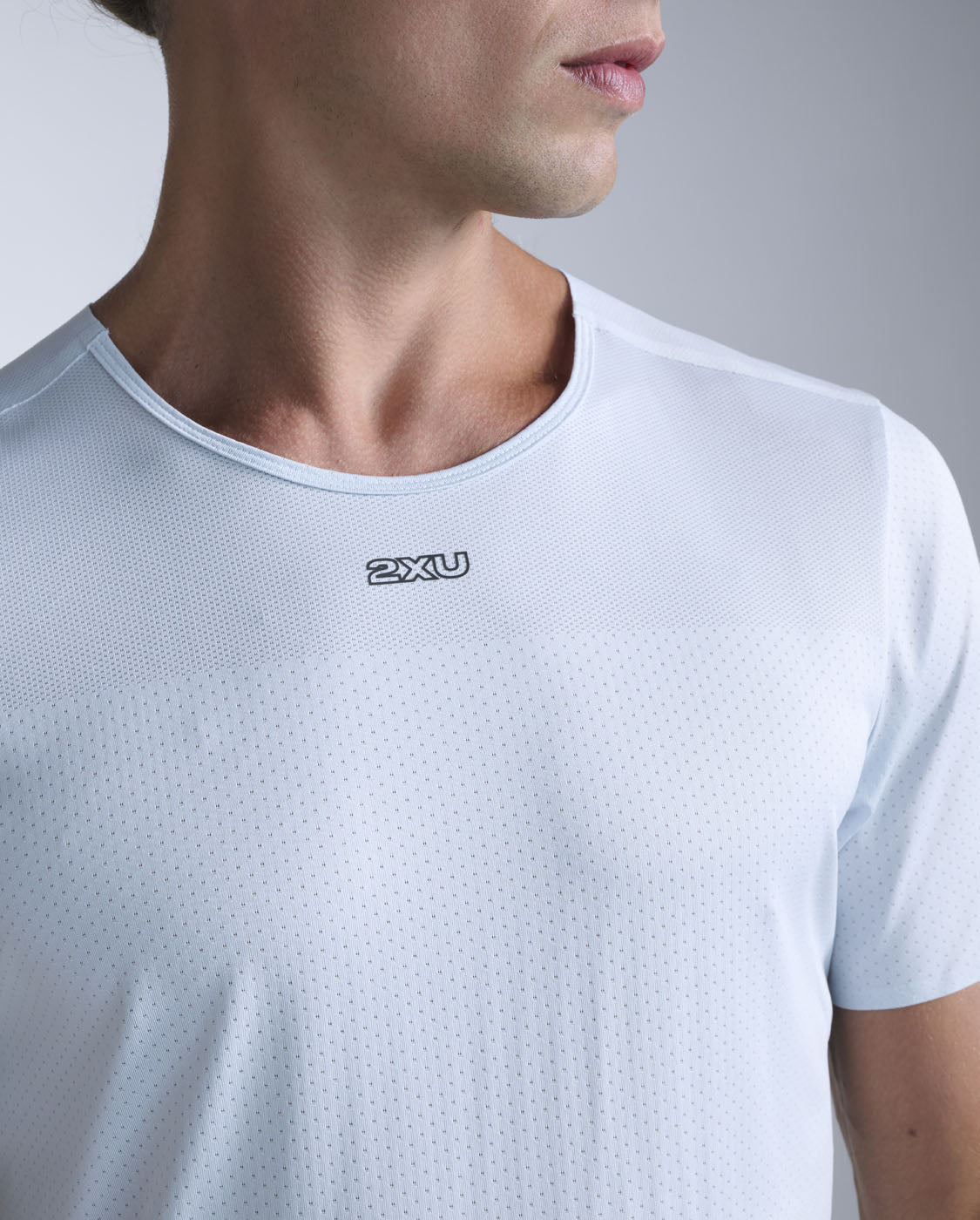 2xu-light-speed-tech-tee-laufshirt-moonstone-herren image 3