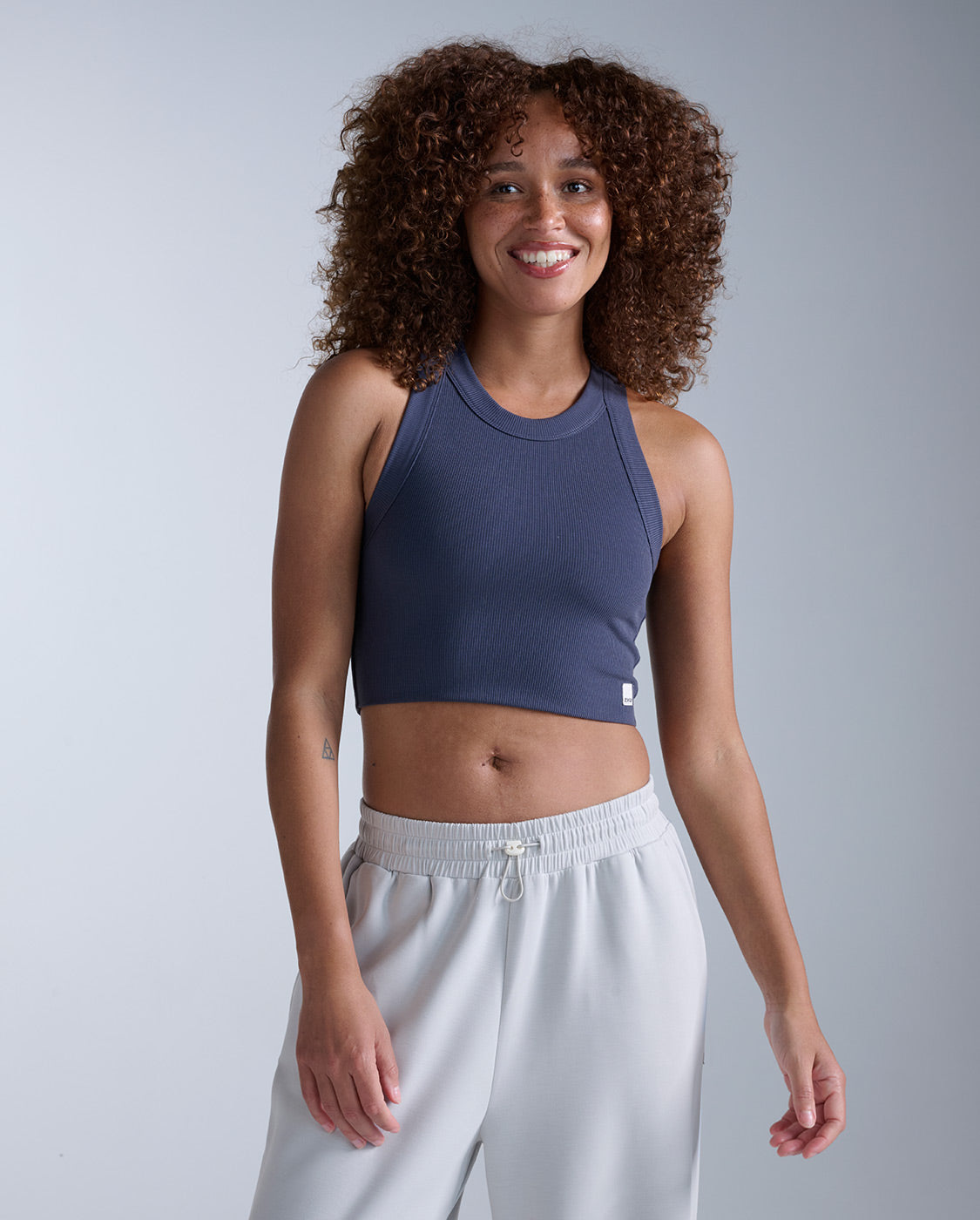 2xu-fluid-tencel-crop-tank-damen-schwarz-gerippt image 1