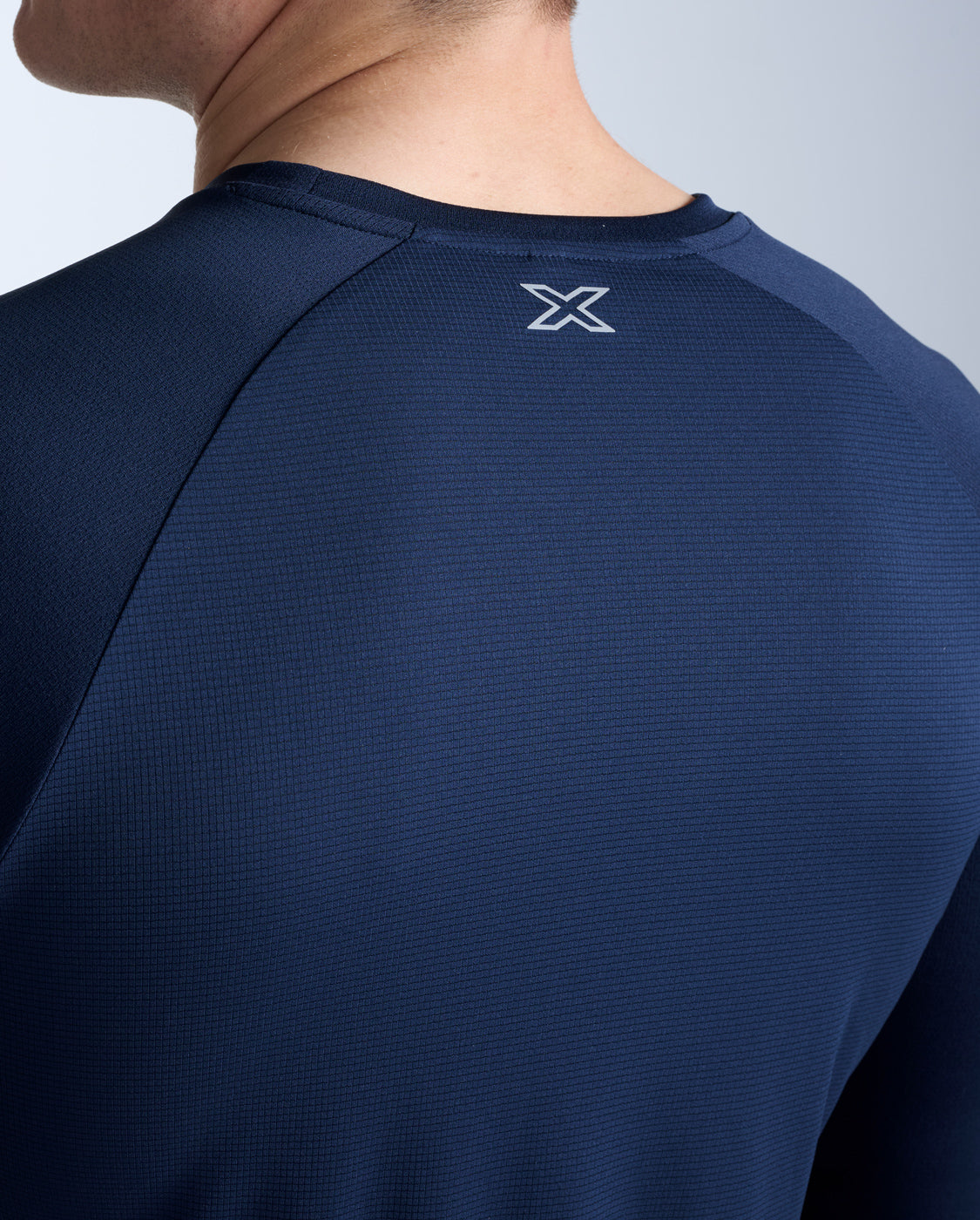 2xu-aero-long-sleeve-laufshirt-herren-midnight-silver image 4