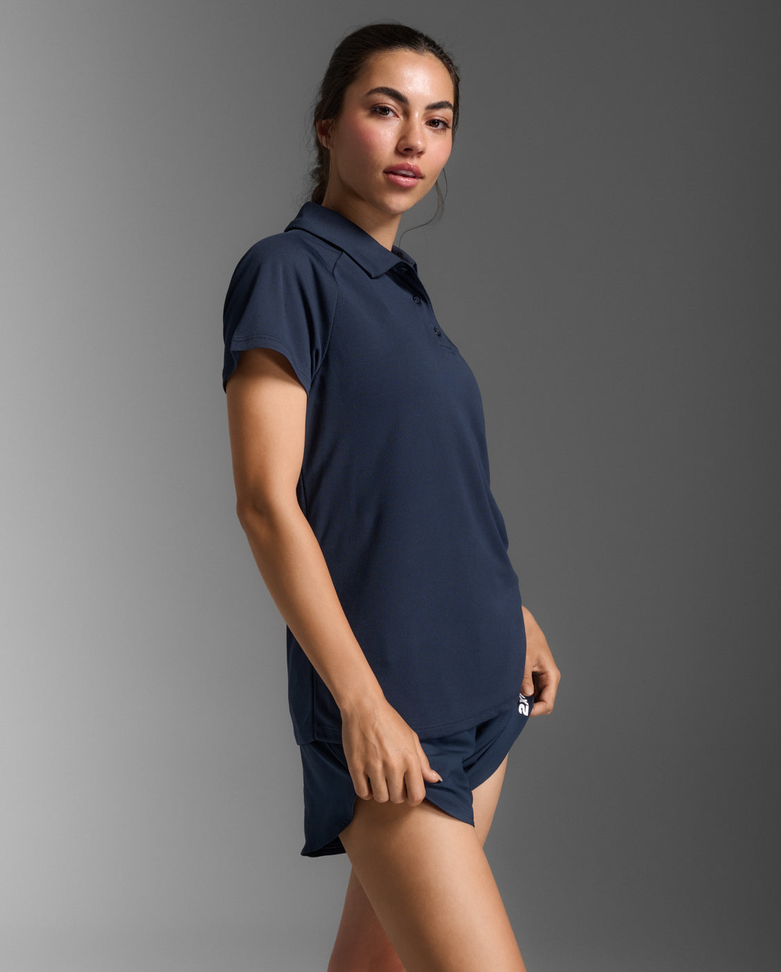 2xu-motion-aspire-polo-damen-midnight-white-kurzarm image 3