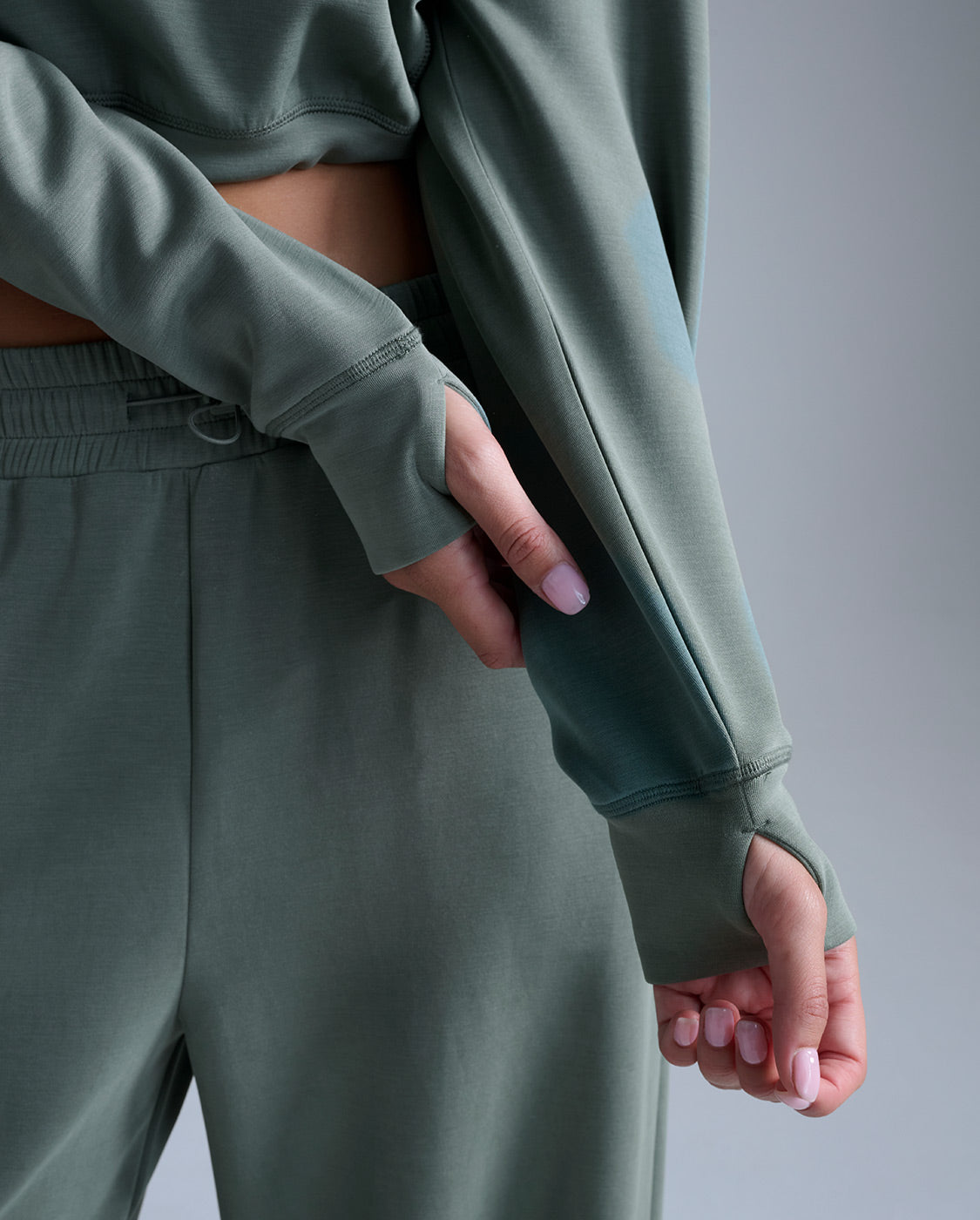 2xu-signature-wonderluxe-cropped-hoodie-fern image 5