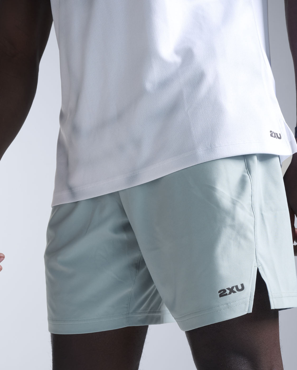 2xu-aero-tee-laufshirt-smoke-blue-atmungsaktiv-herren image 3
