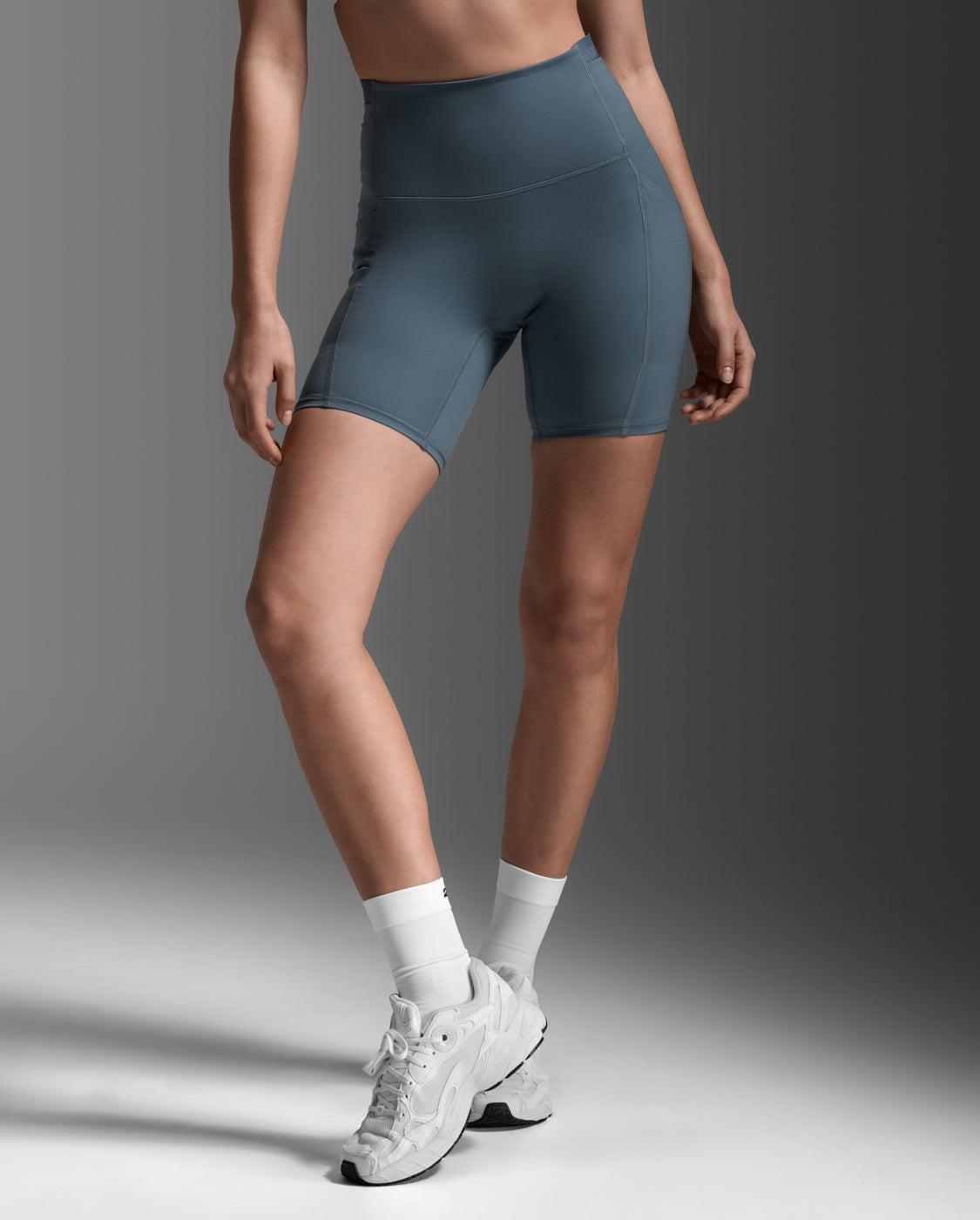 2xu-form-stash-hi-rise-6-shorts-damen-dark-sage-taschen image 1