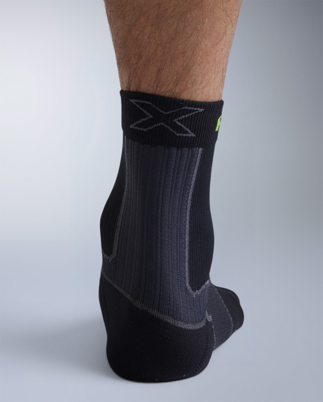 2xu-recovery-achilles-crew-socken-grau-fir-unisex image 6