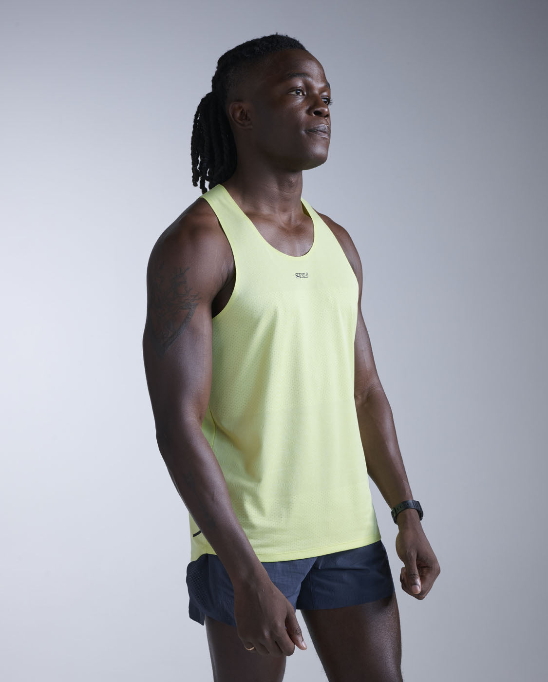2xu-light-speed-tech-singlet-herren-cool-matcha image 2