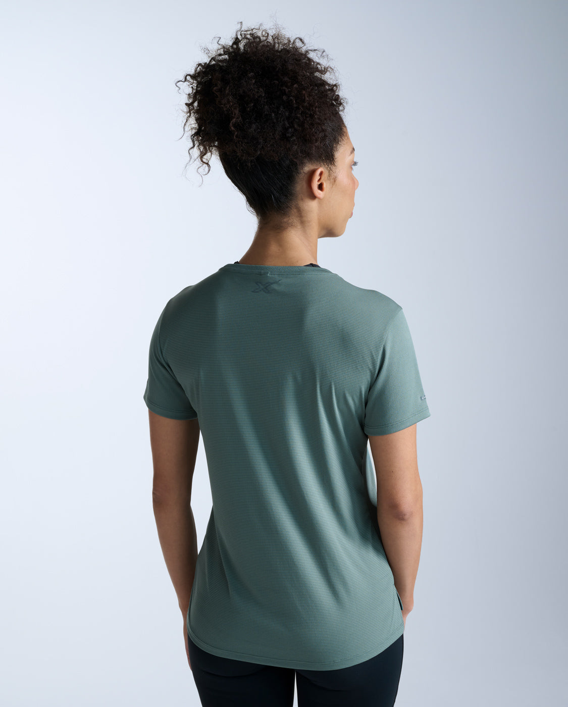 2xu-aero-tee-laufshirt-olive-leaf-damen-kurzarm-upf image 5
