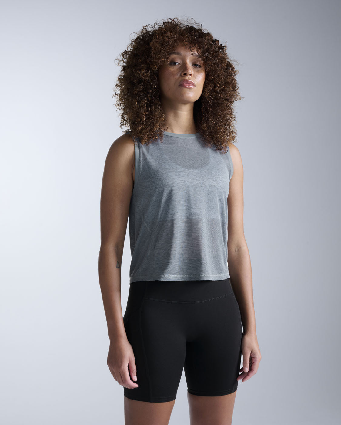 2xu-aero-relight-crop-tank-top-damen-dark-sage image 1