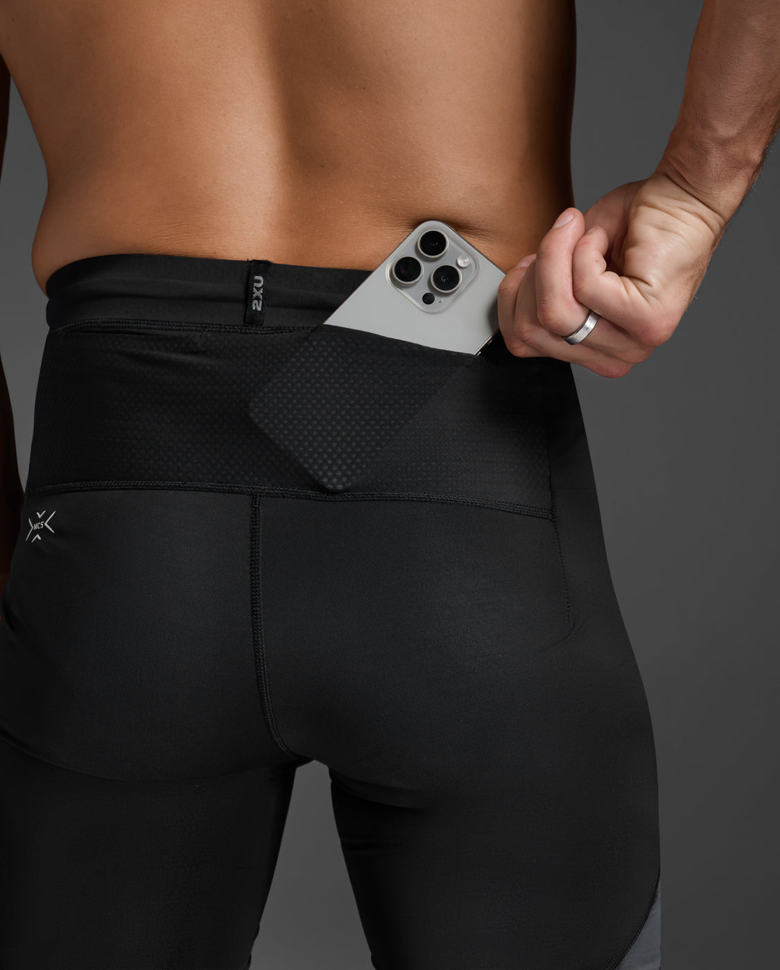 2xu-light-speed-react-kompressionsshorts-herren-schwarz image 4