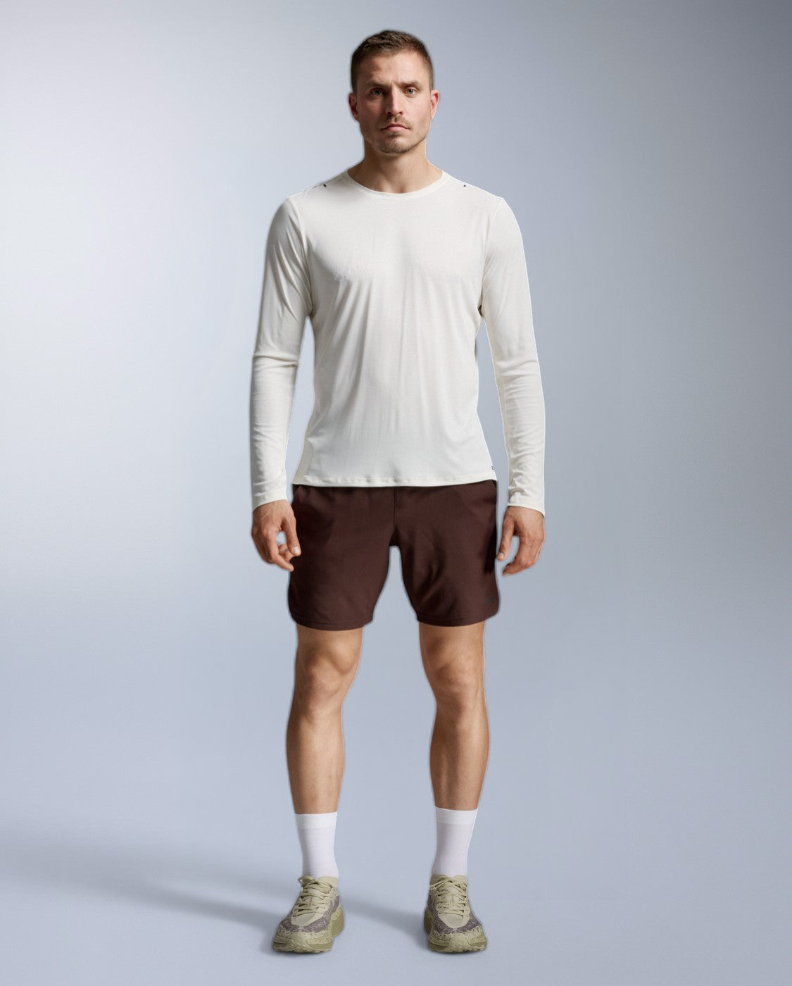 2xu-aero-trail-longsleeve-chalk-laufshirt-herren-uv image 1