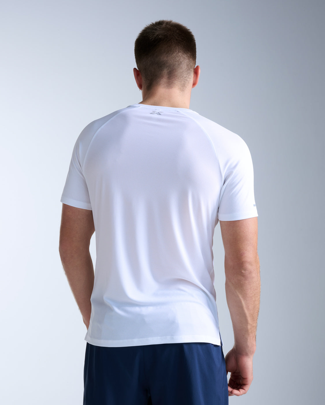 2xu-aero-tee-laufshirt-herren-white-silver-atmungsaktiv image 4