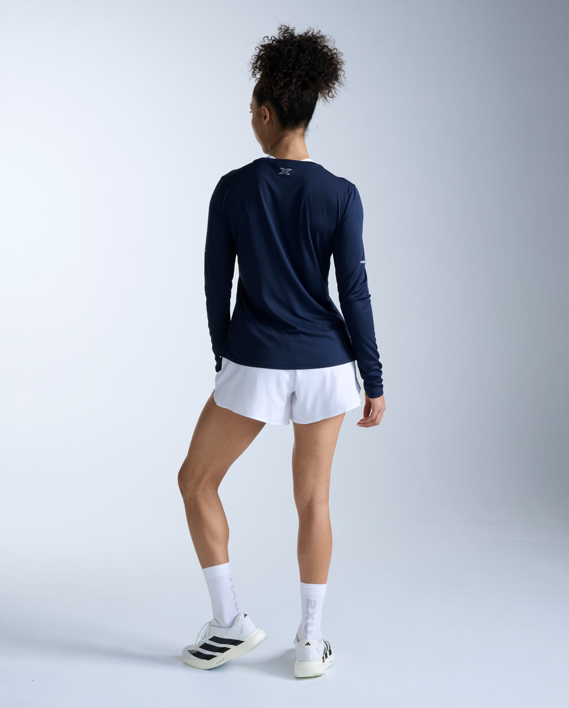2xu-aero-longsleeve-midnight-langarm-laufshirt-damen image 7