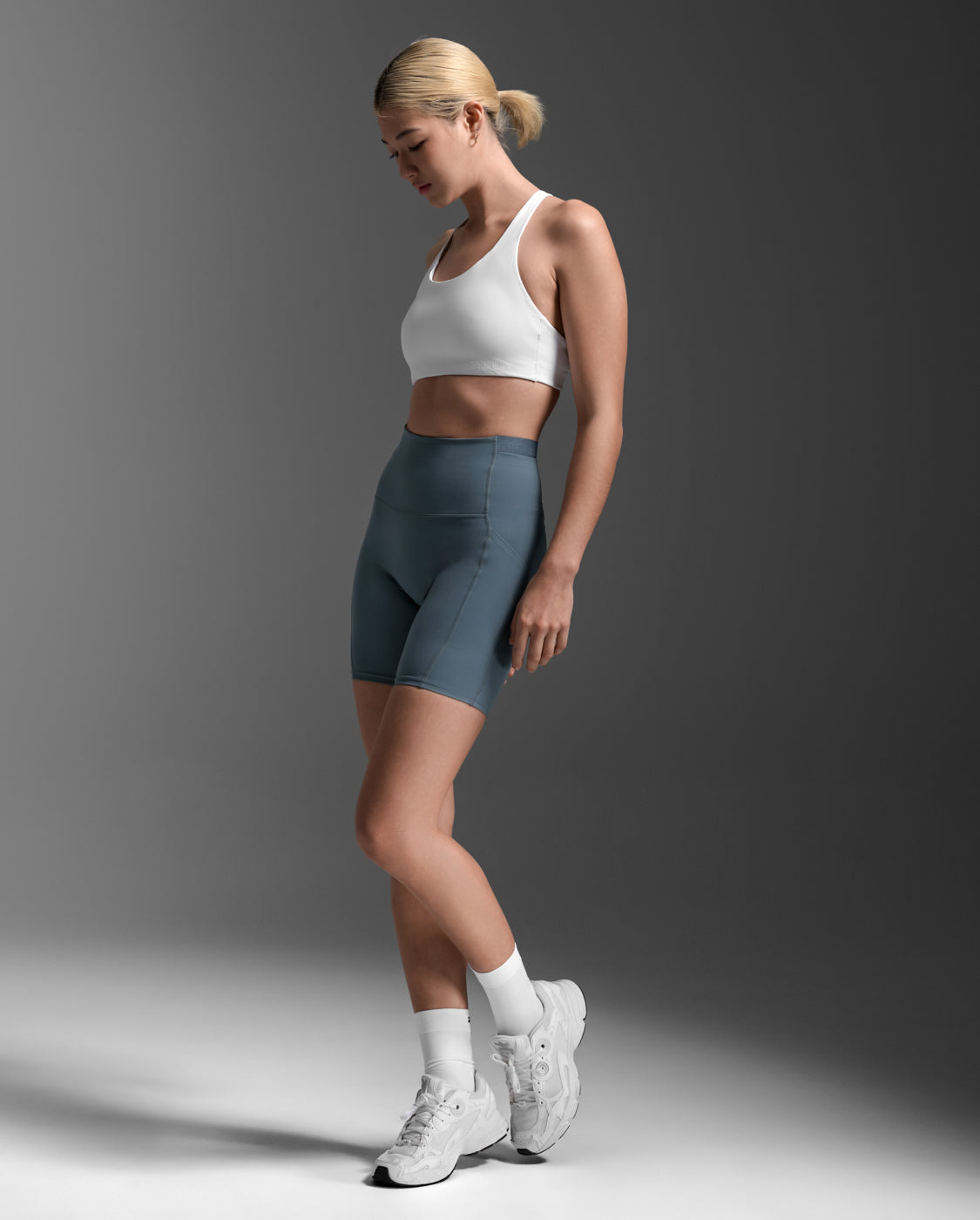 2xu-form-stash-hi-rise-6-shorts-damen-dark-sage-taschen image 4