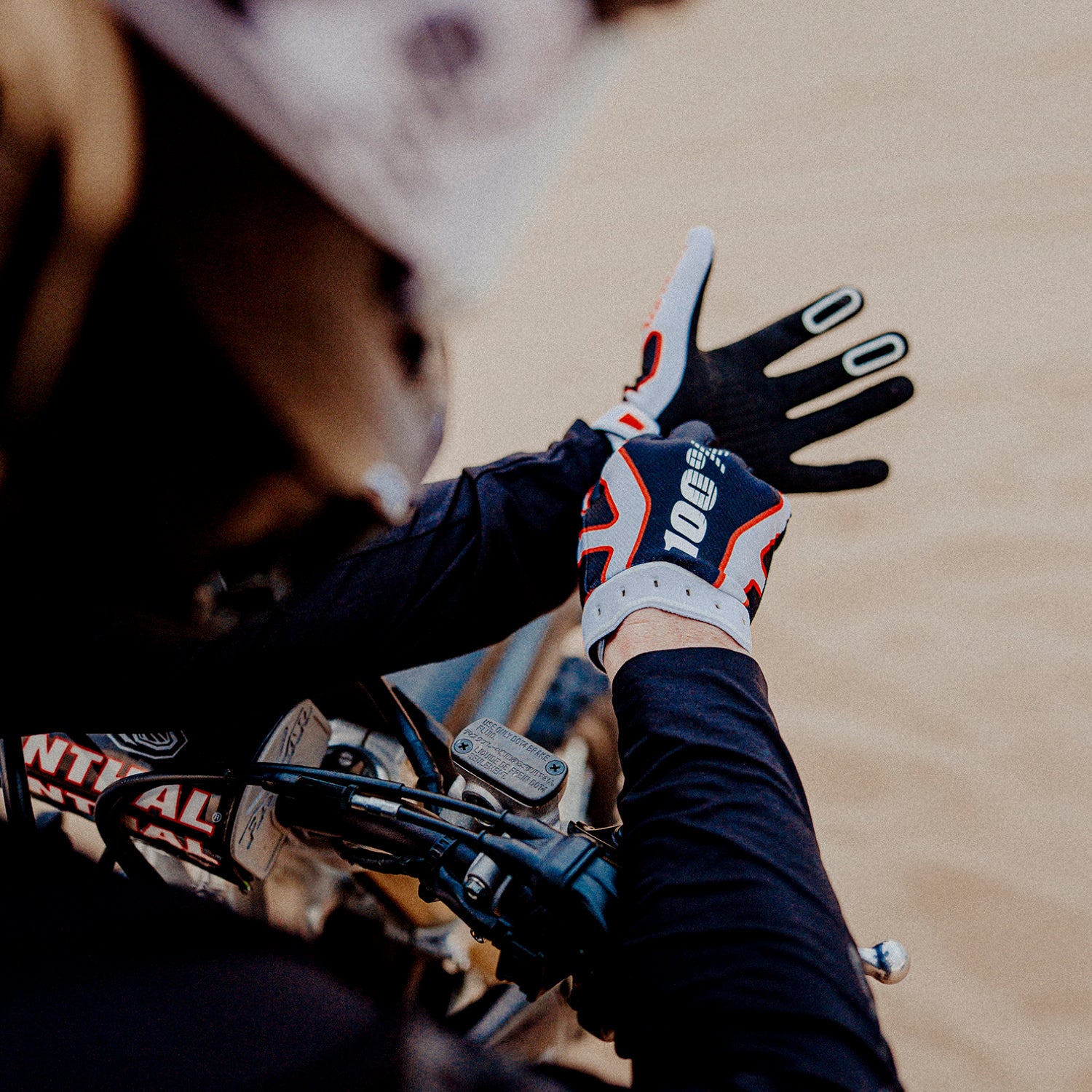 100-ridefit-handschuhe-grau-schwarz-mtb-moto image 2