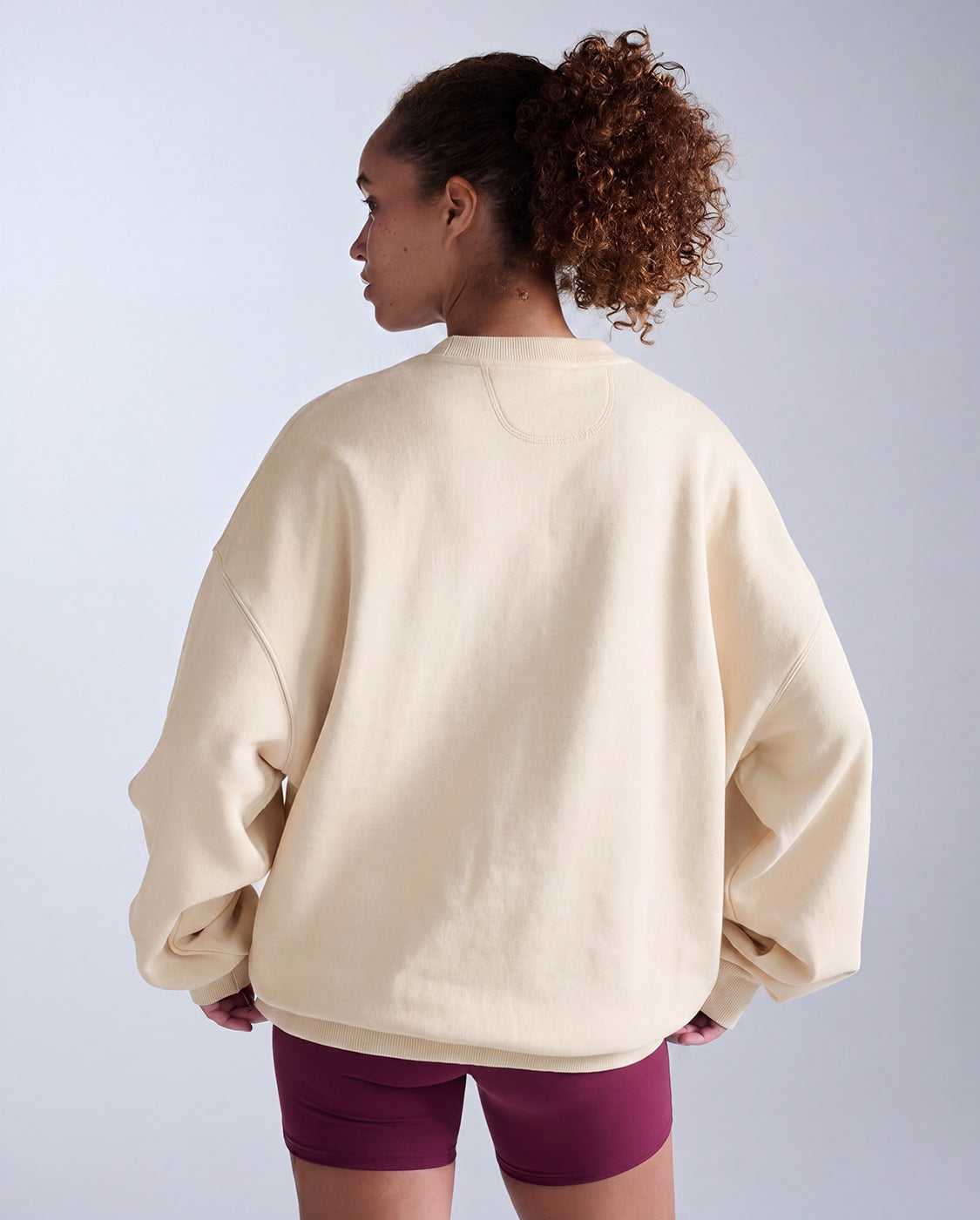 2xu-ez-oversized-organic-cotton-crew-sweatshirt-chalk-bio-baumwolle image 2