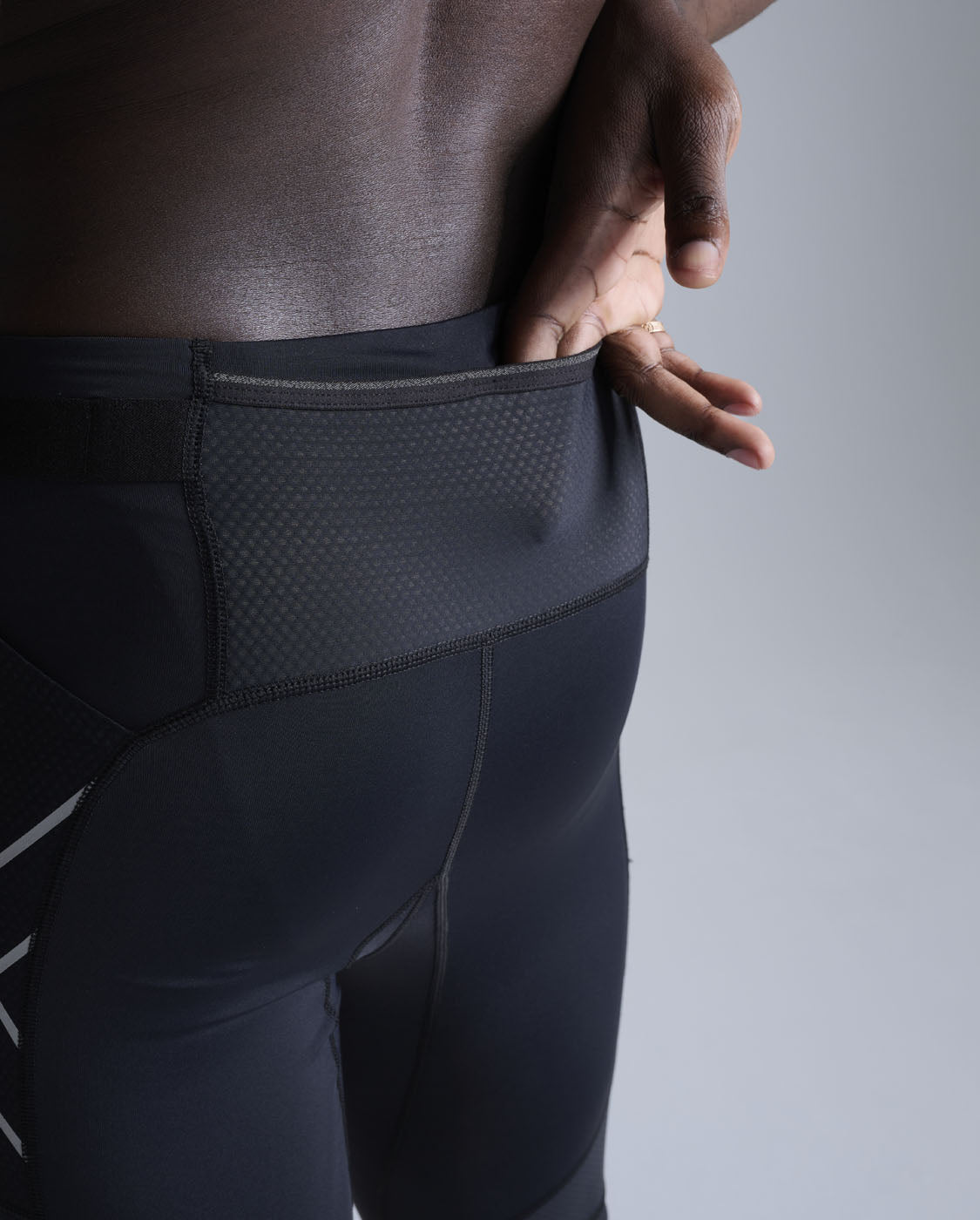 2xu-aero-mesh-compression-shorts-kompressionsshorts-schwarz-herren image 5
