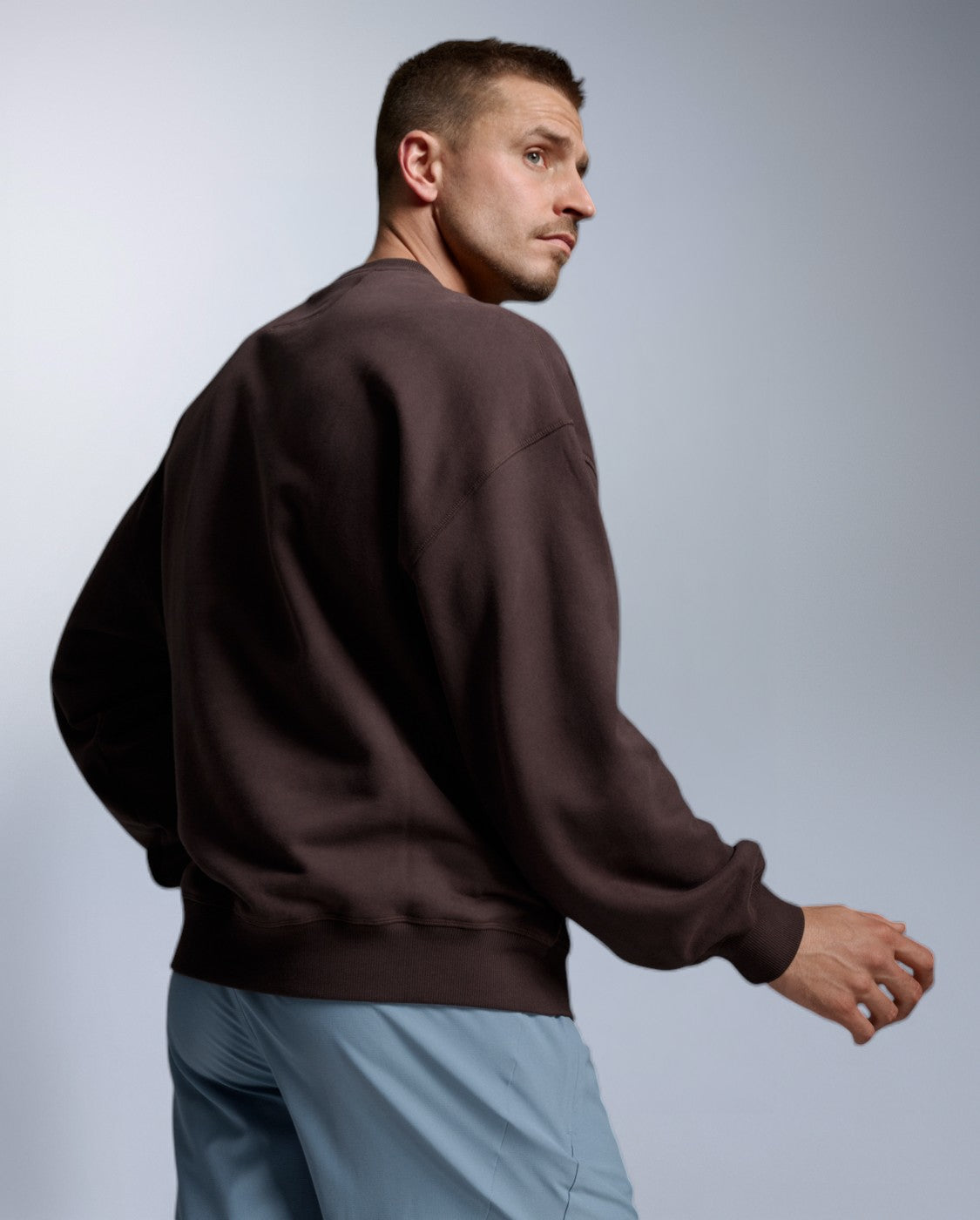 2xu-ez-oversized-organic-cotton-crew-bark-pullover image 4