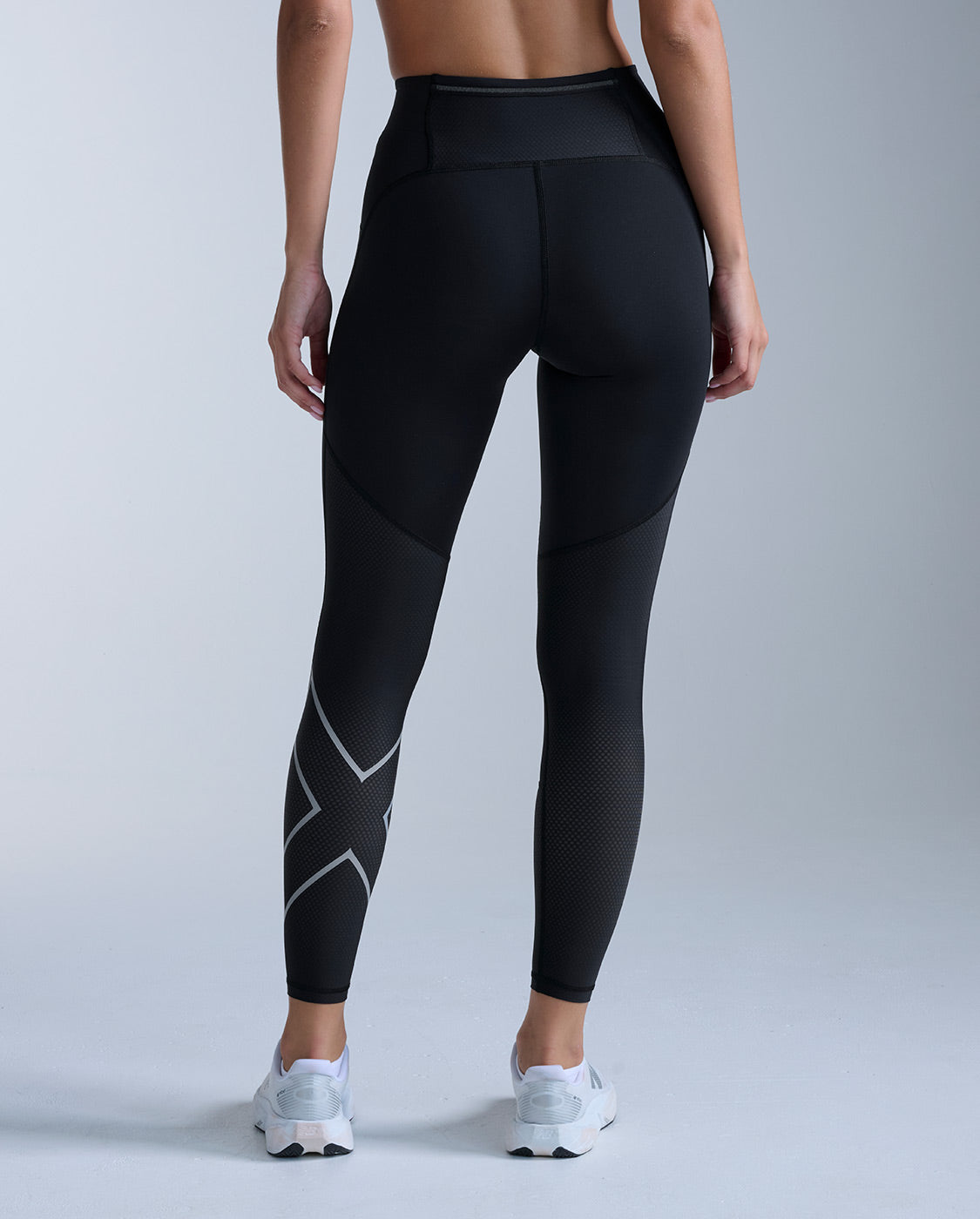 2xu-aero-mesh-hi-rise-kompressionstights-damen-schwarz image 2