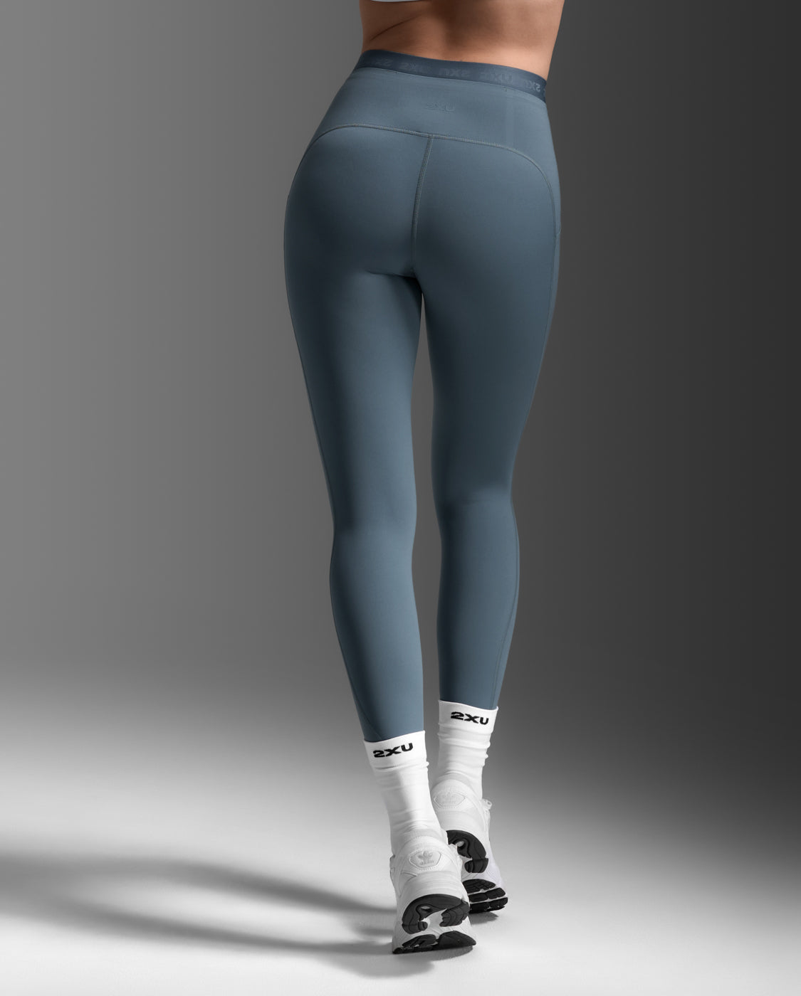 2xu-form-stash-hi-rise-tights-damen-dark-sage-taschen image 3
