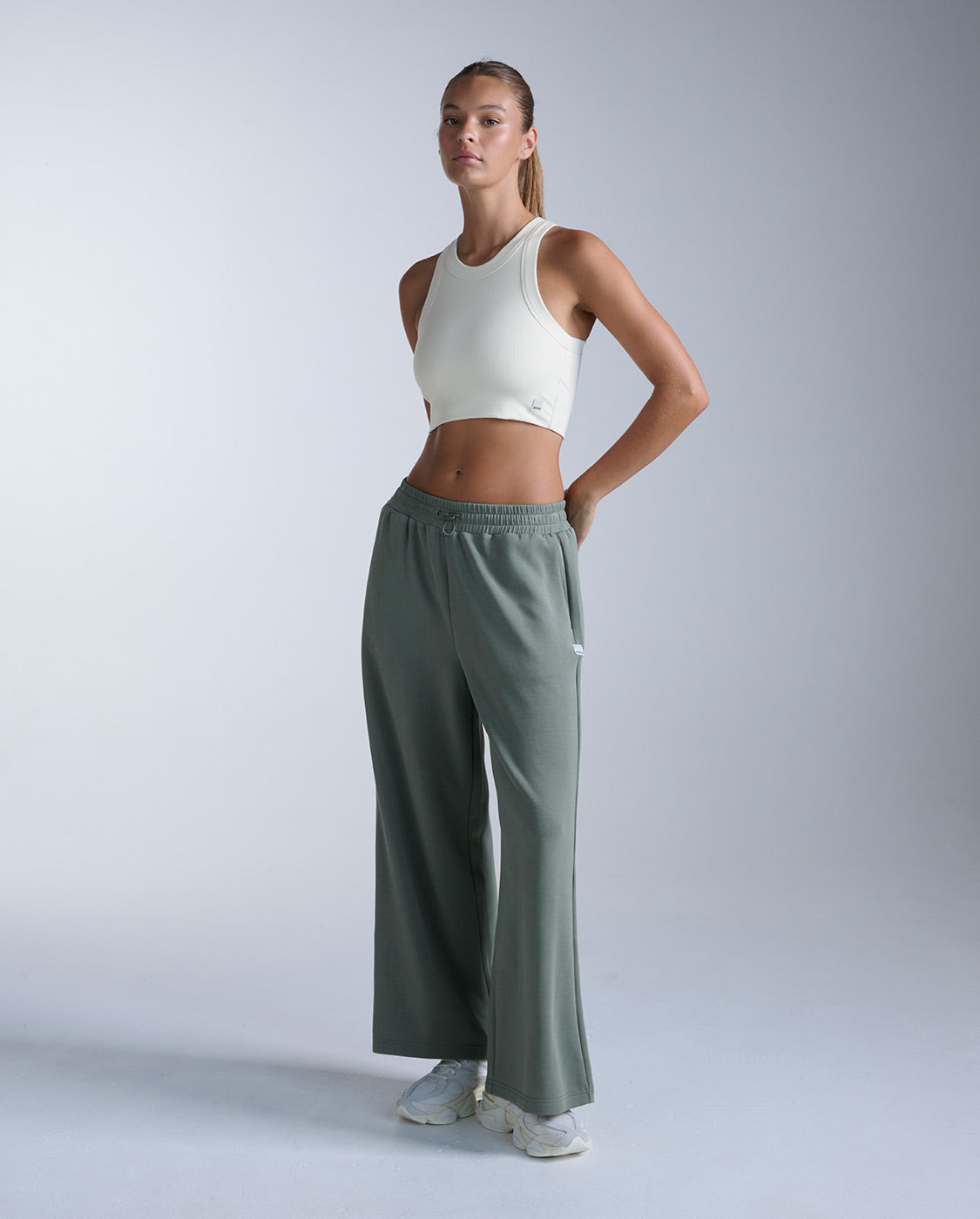 2xu-fluid-tencel-ribbed-crop-tank-top-chalk-damen image 6