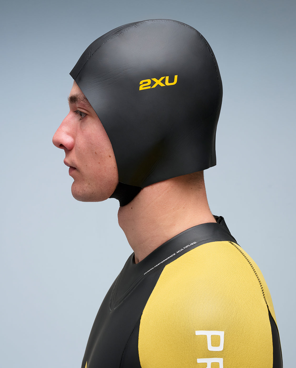 2xu-propel-neoprene-swim-cap-badekappe-schwarz-verstellbar image 2