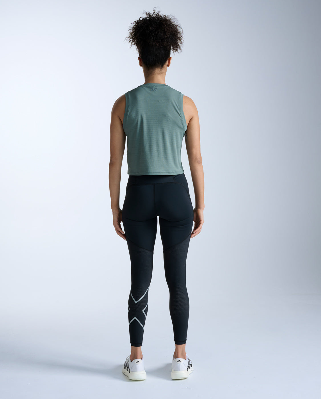 2xu-aero-mesh-crop-tank-olive-leaf-lauftop-mesh image 7