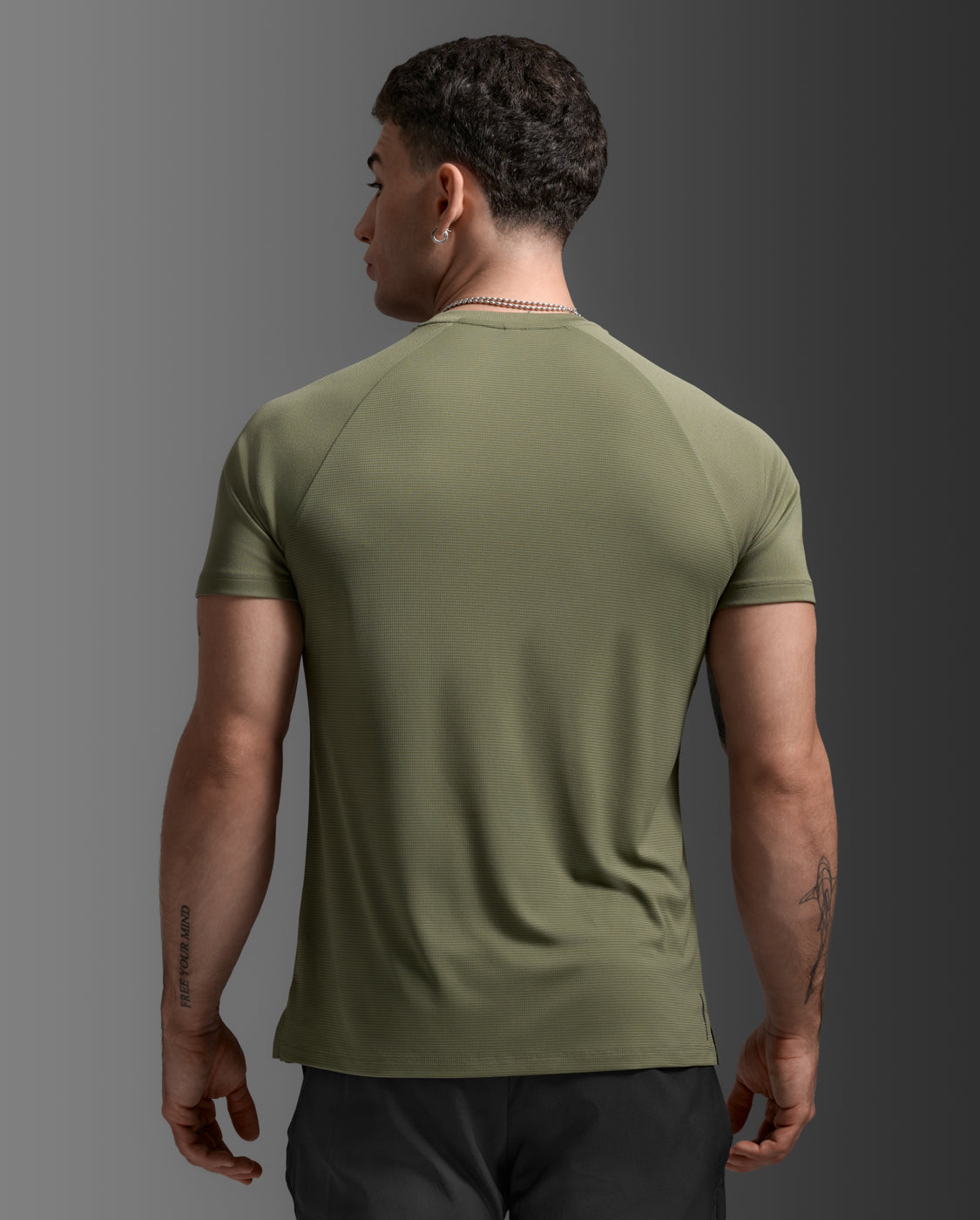 2xu-aero-tee-laufshirt-herren-alpine-black-mesh image 2
