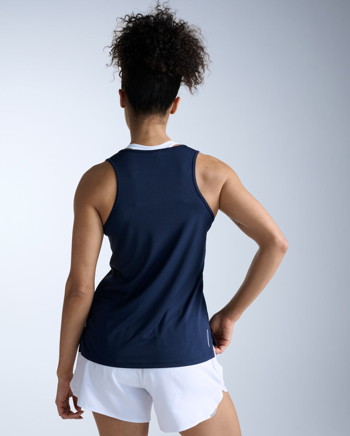 2xu-aero-singlet-lauftop-midnight-damen-atmungsaktiv image 3