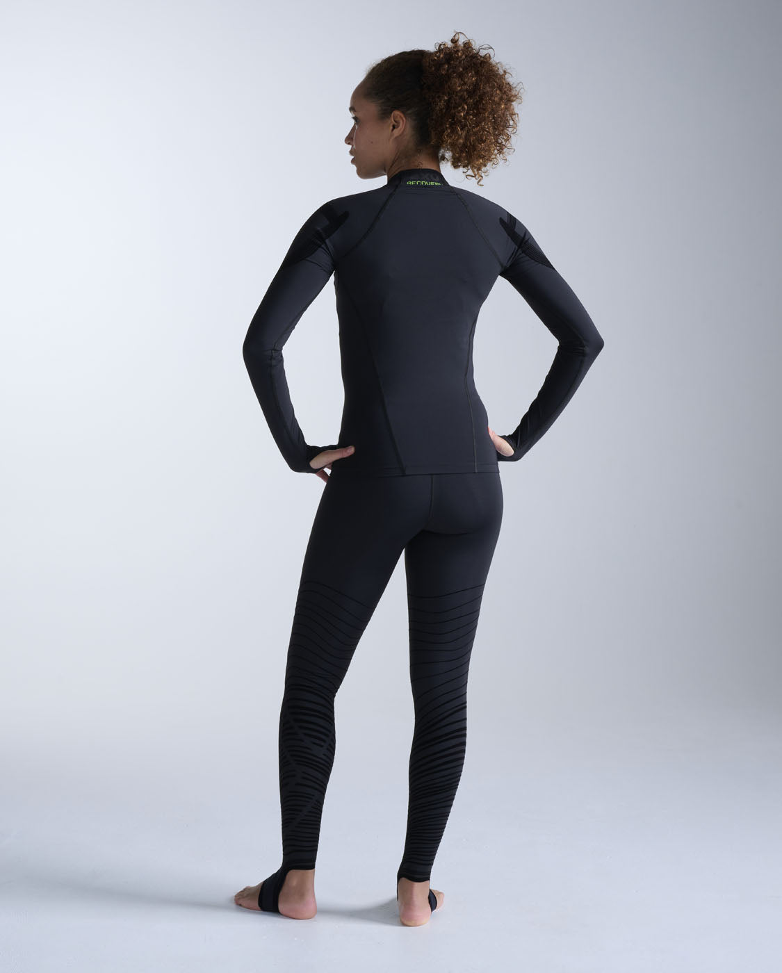 2xu-recovery-compression-top-damen-black-fir-extra-fest image 5