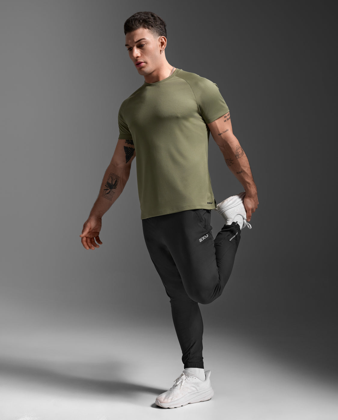 2xu-aero-tee-laufshirt-herren-alpine-black-mesh image 3