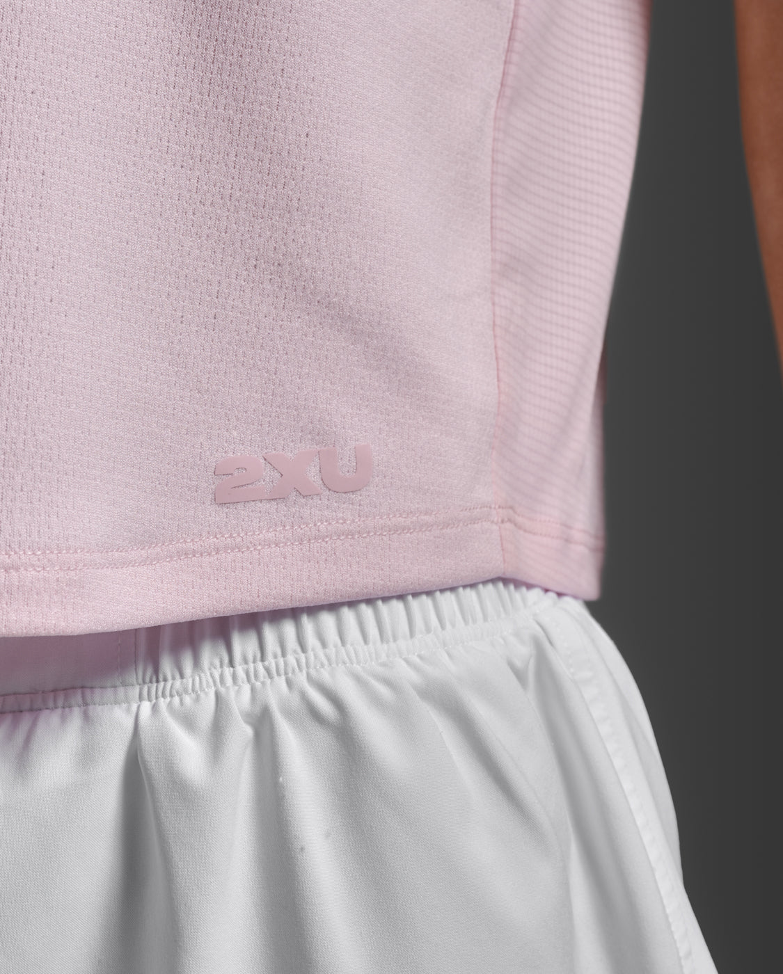 2xu-aero-mesh-crop-tank-damen-pink-frost-crop-top image 7