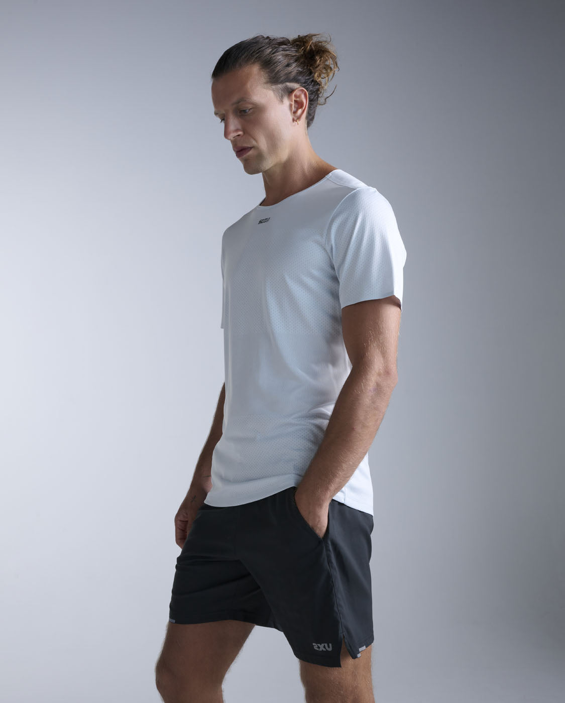 2xu-light-speed-tech-tee-laufshirt-moonstone-herren image 1
