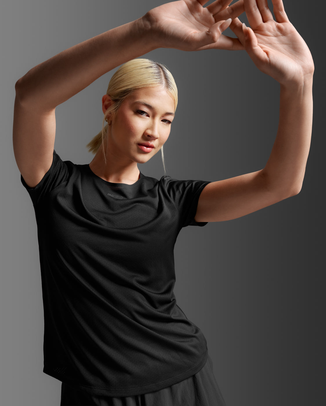 2xu-light-speed-tech-tee-laufshirt-schwarz-damen image 5