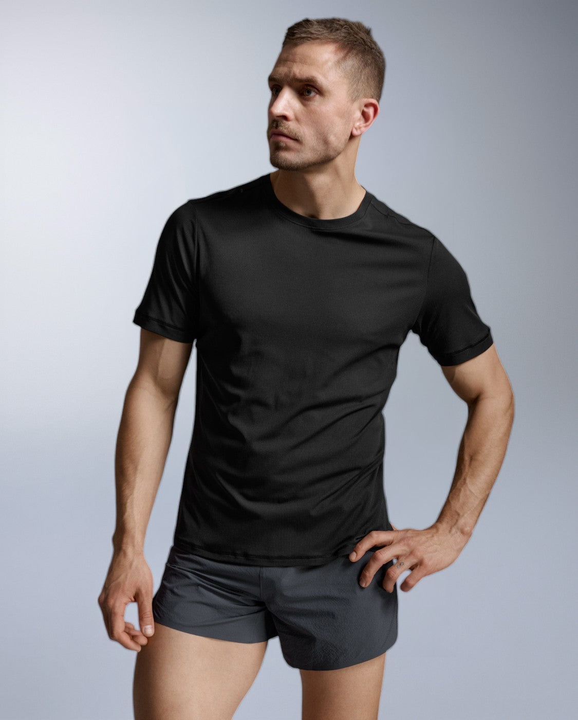 2xu-aero-trail-tee-herren-black-black-reflective-upf50-laufshirt image 1