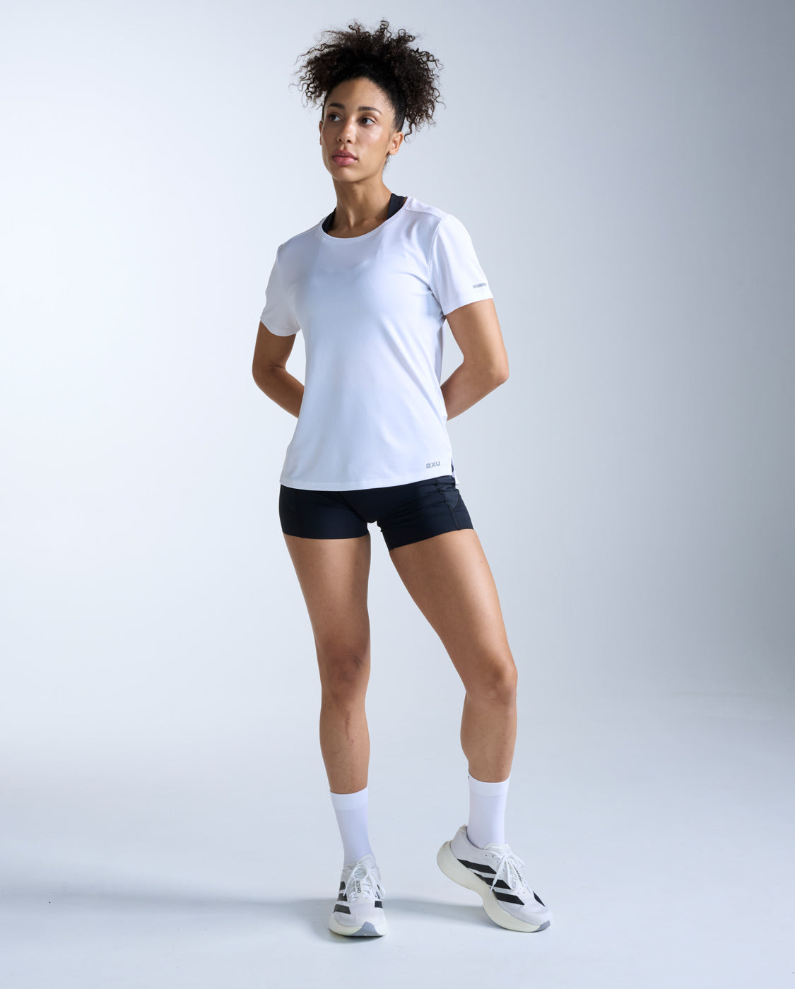 2xu-aero-tee-damen-white-atmungsaktives-laufshirt-kurzarm image 5