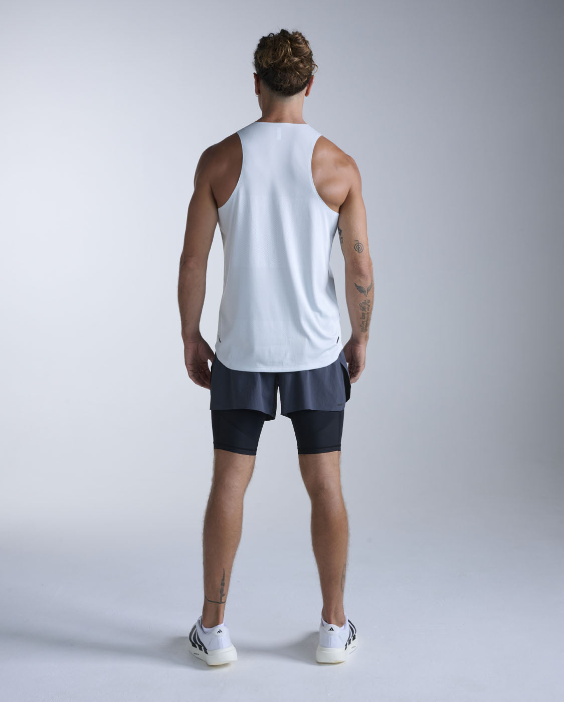 2xu-light-speed-tech-singlet-moonstone-herren-atmungsaktiv image 7