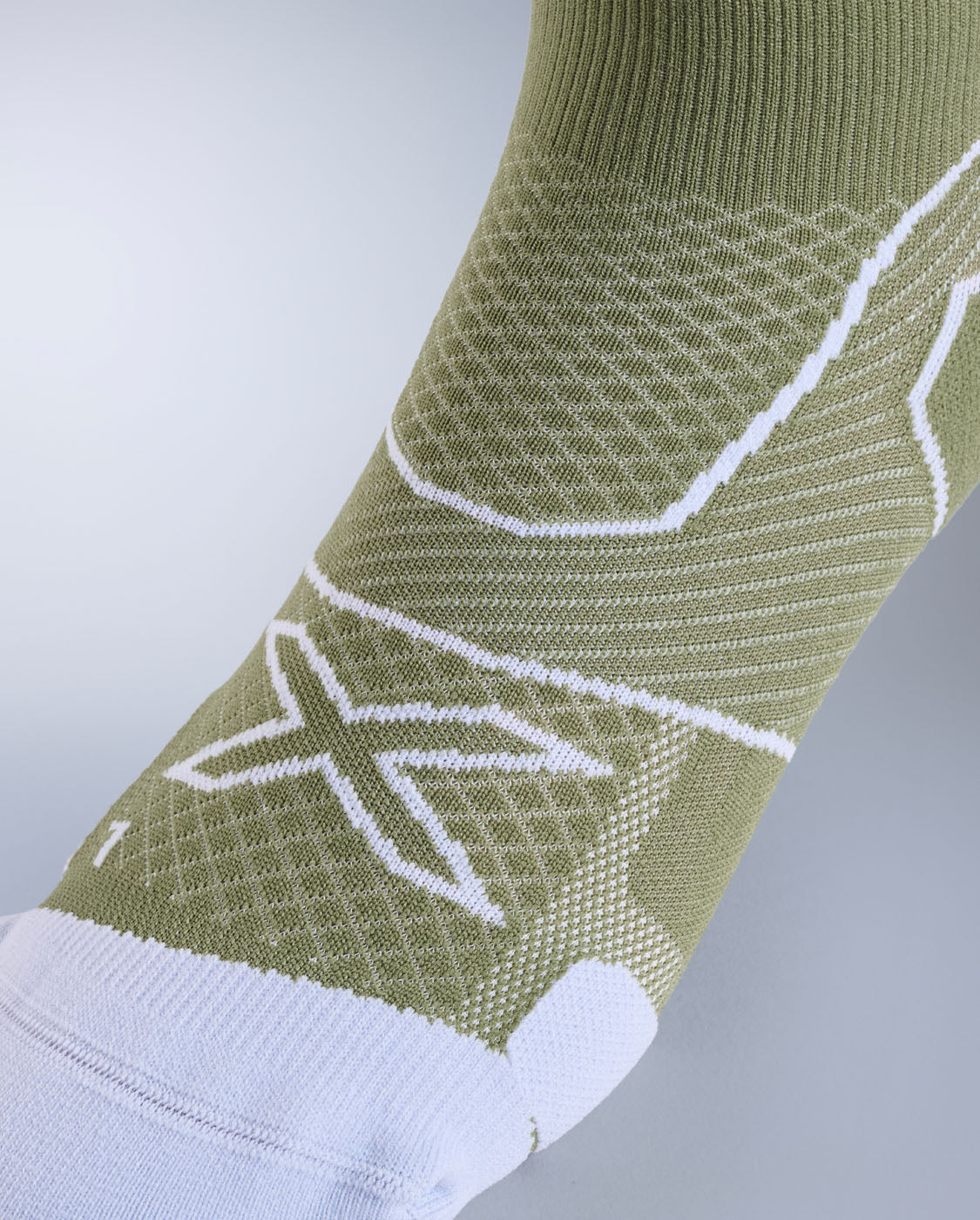 2xu-vectr-cushion-crew-socken-olive-leaf-damen-herren image 3