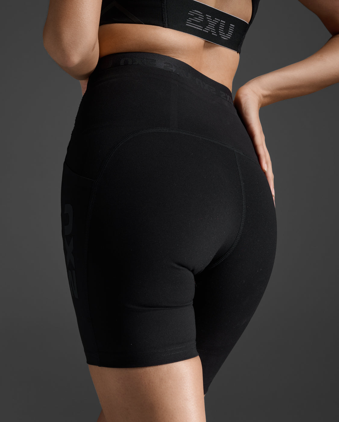 2xu-form-stash-hi-rise-kompressionsshorts-black-taschen-damen image 5