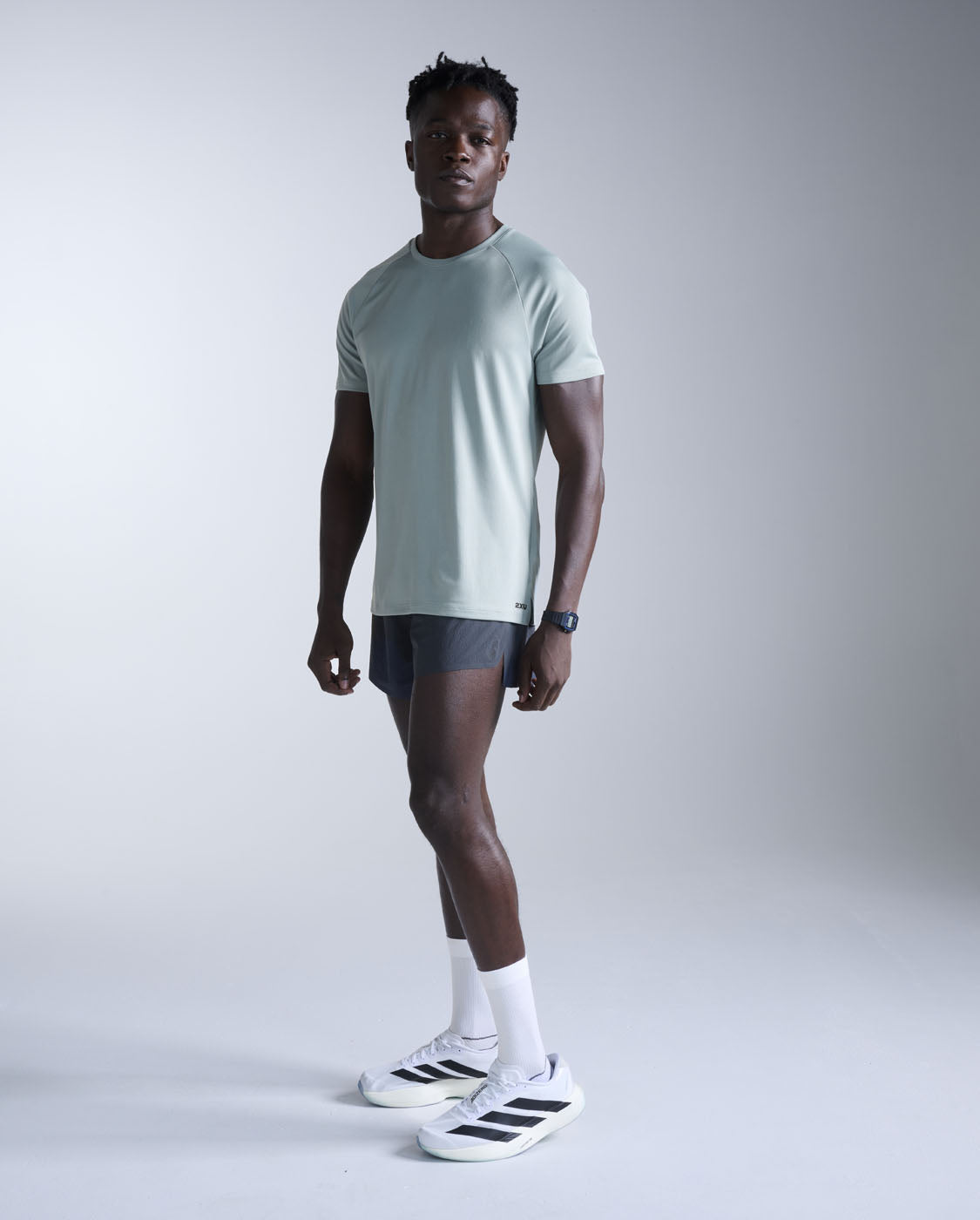 2xu-aero-tee-laufshirt-smoke-blue-black-slim-atmungsaktiv image 5