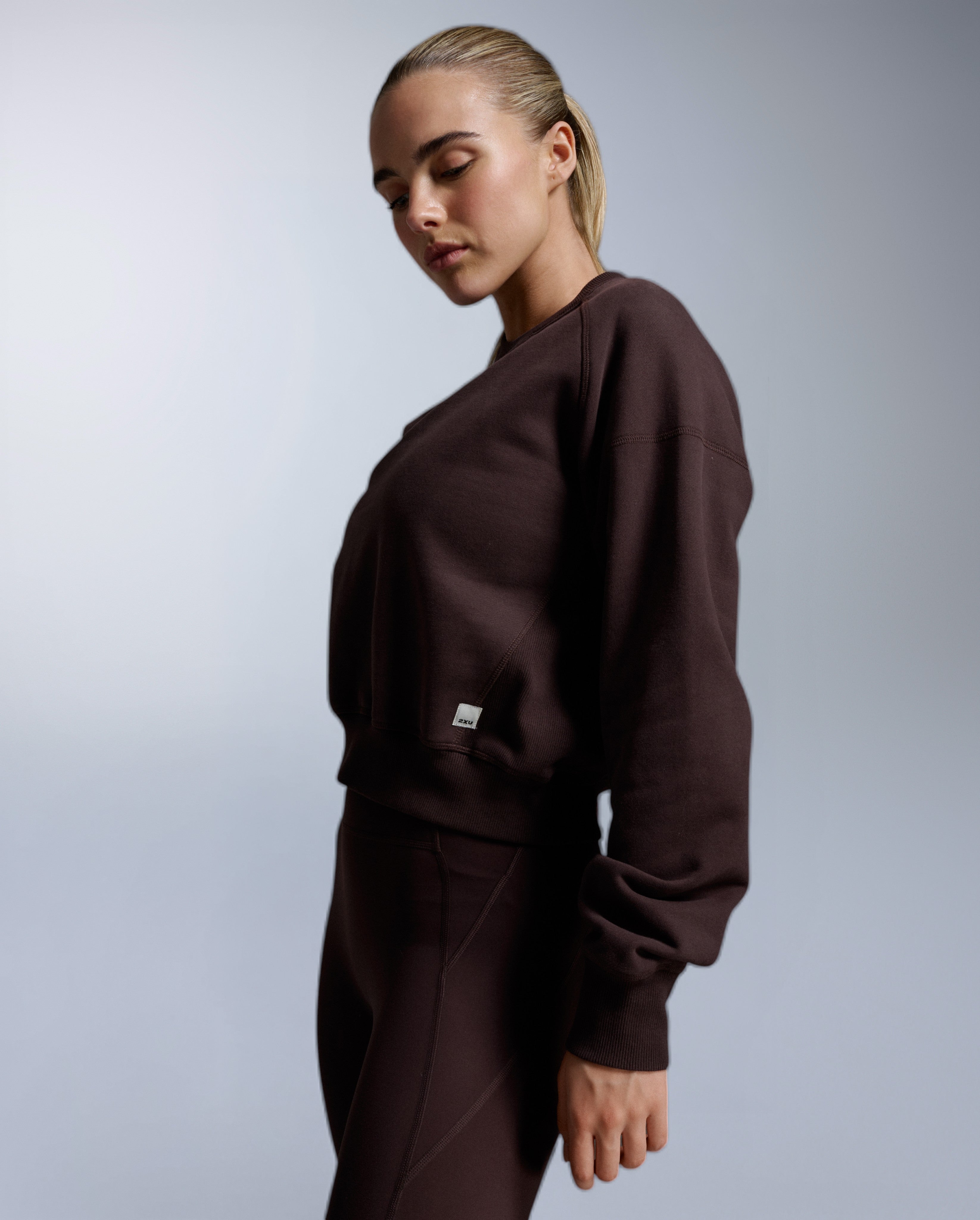 2xu-ez-organic-cotton-ribbed-crew-sweatshirt-damen-bark image 2