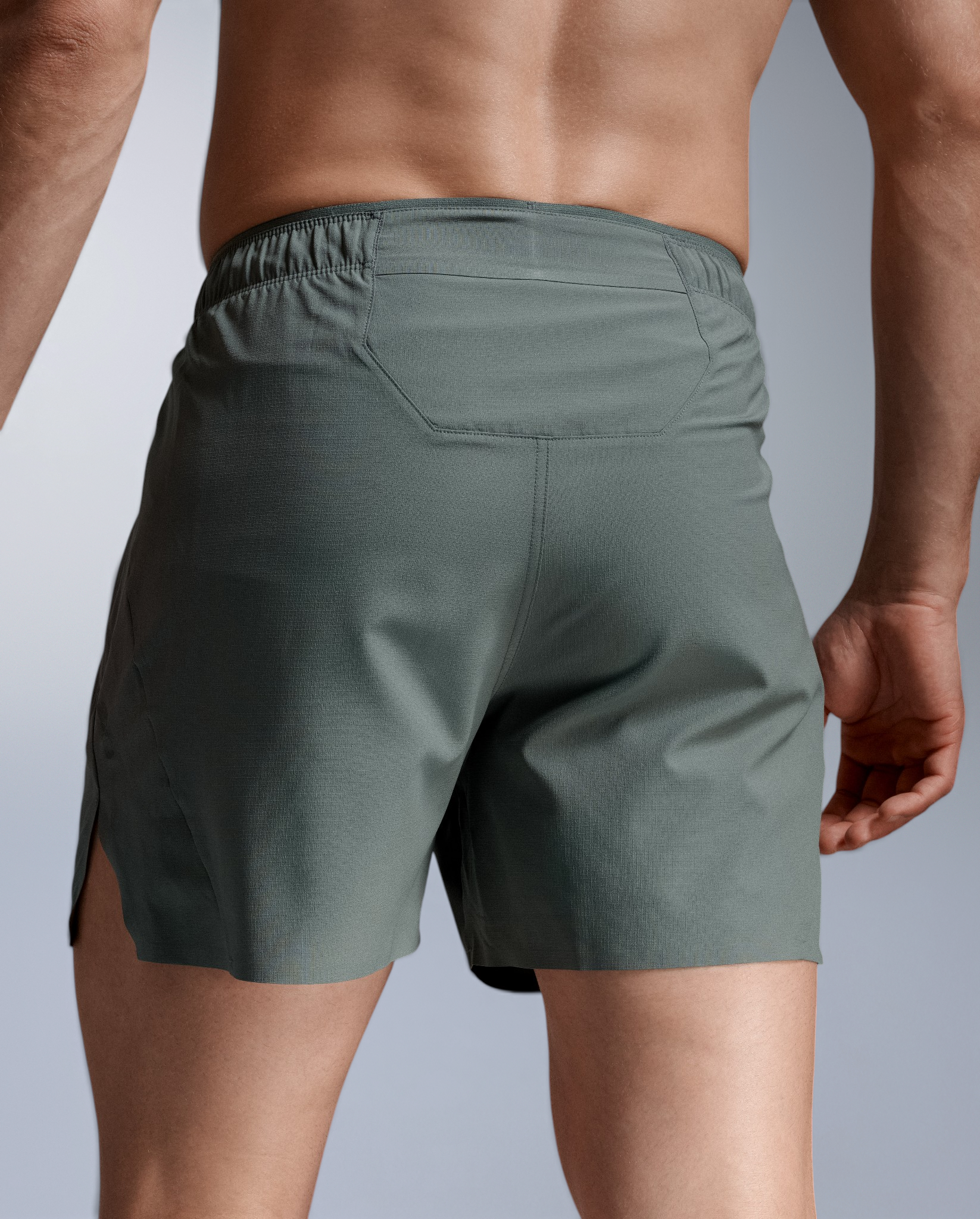 2xu-motion-5-inch-unlined-shorts-trainingsshorts-olive-leaf image 3