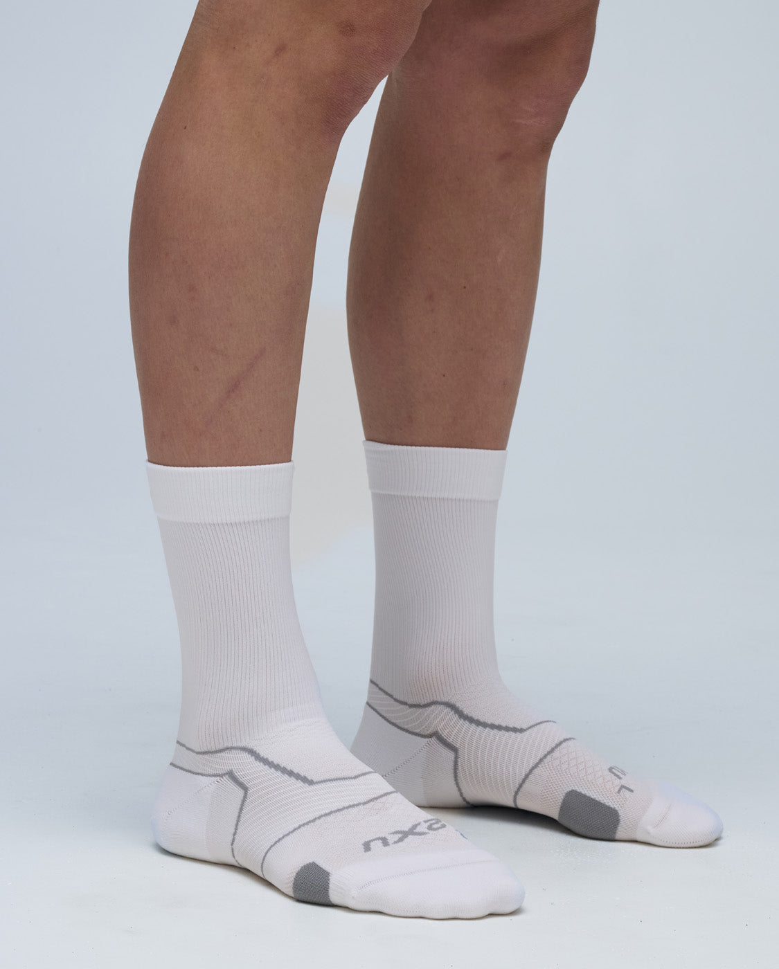 2xu-vectr-netball-crew-socken-wei-grau-gepolstert image 3