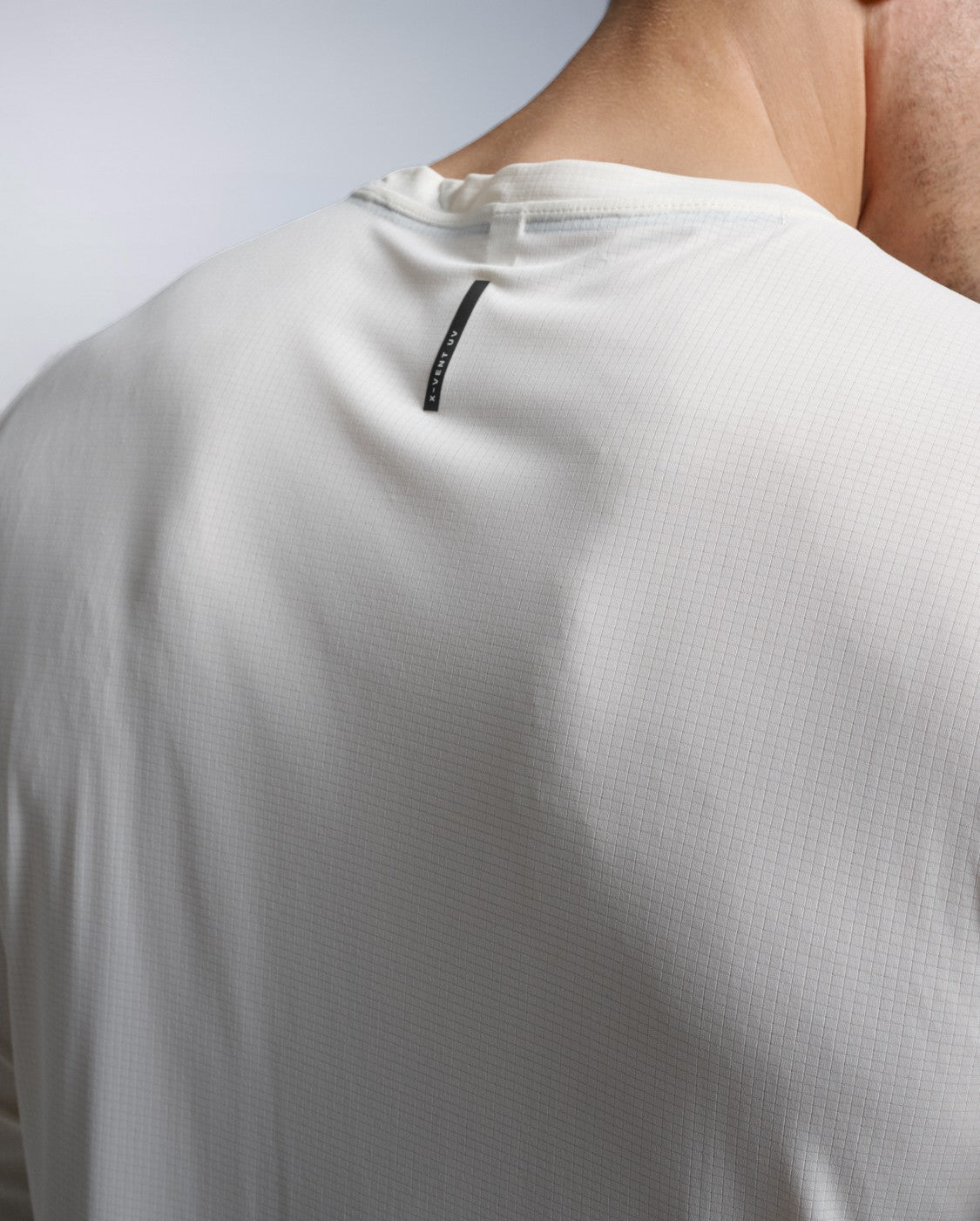 2xu-aero-trail-longsleeve-chalk-laufshirt-herren-uv image 2
